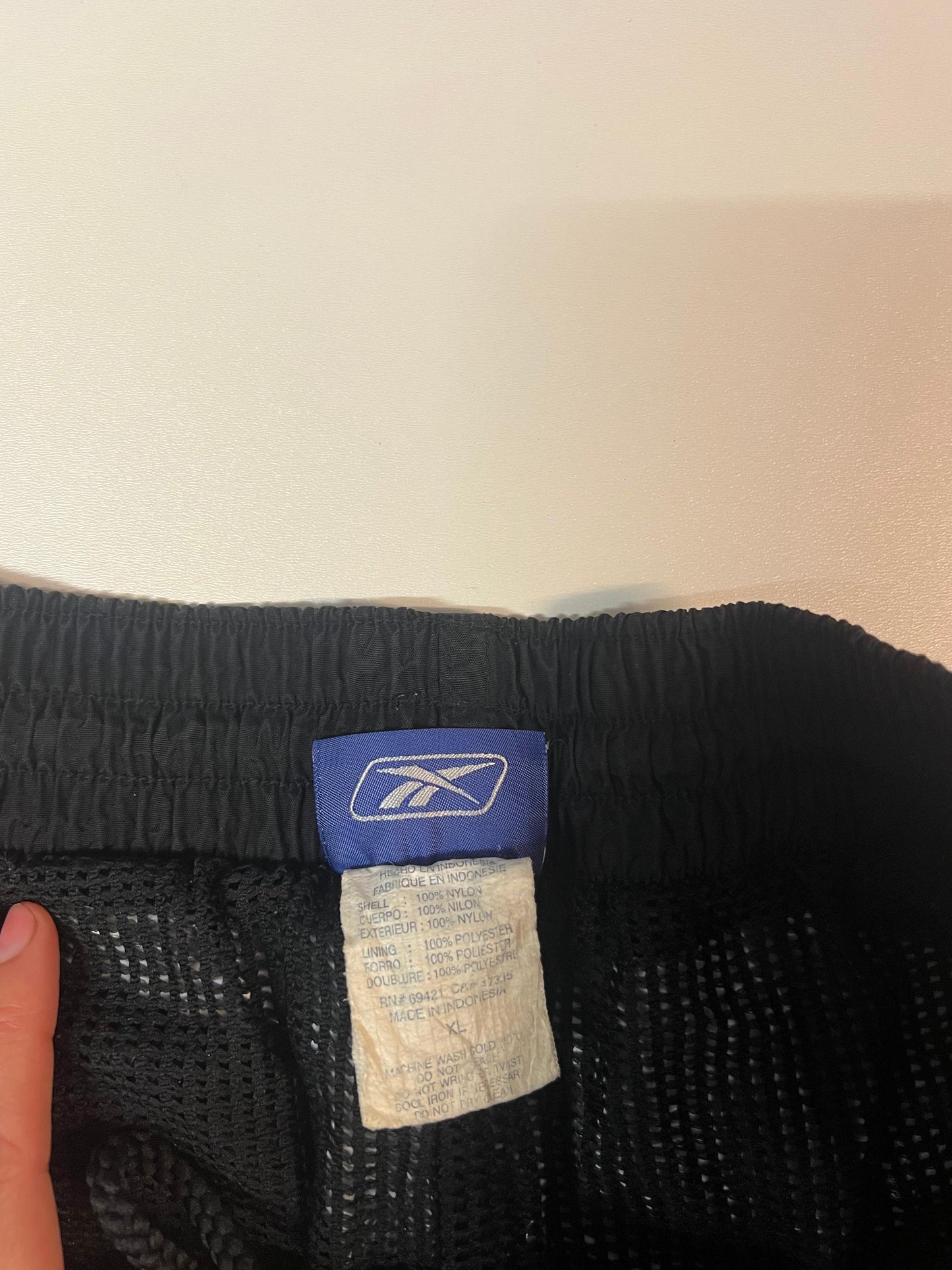 Entdecke unsere Vintage Track Pants von Nike und anderen Marken, erhältlich bei Valuxery.de - Dein Shop für trendige Vintage - Kleidung. Unsere Track Pants sind aus hochwertigen Materialien und