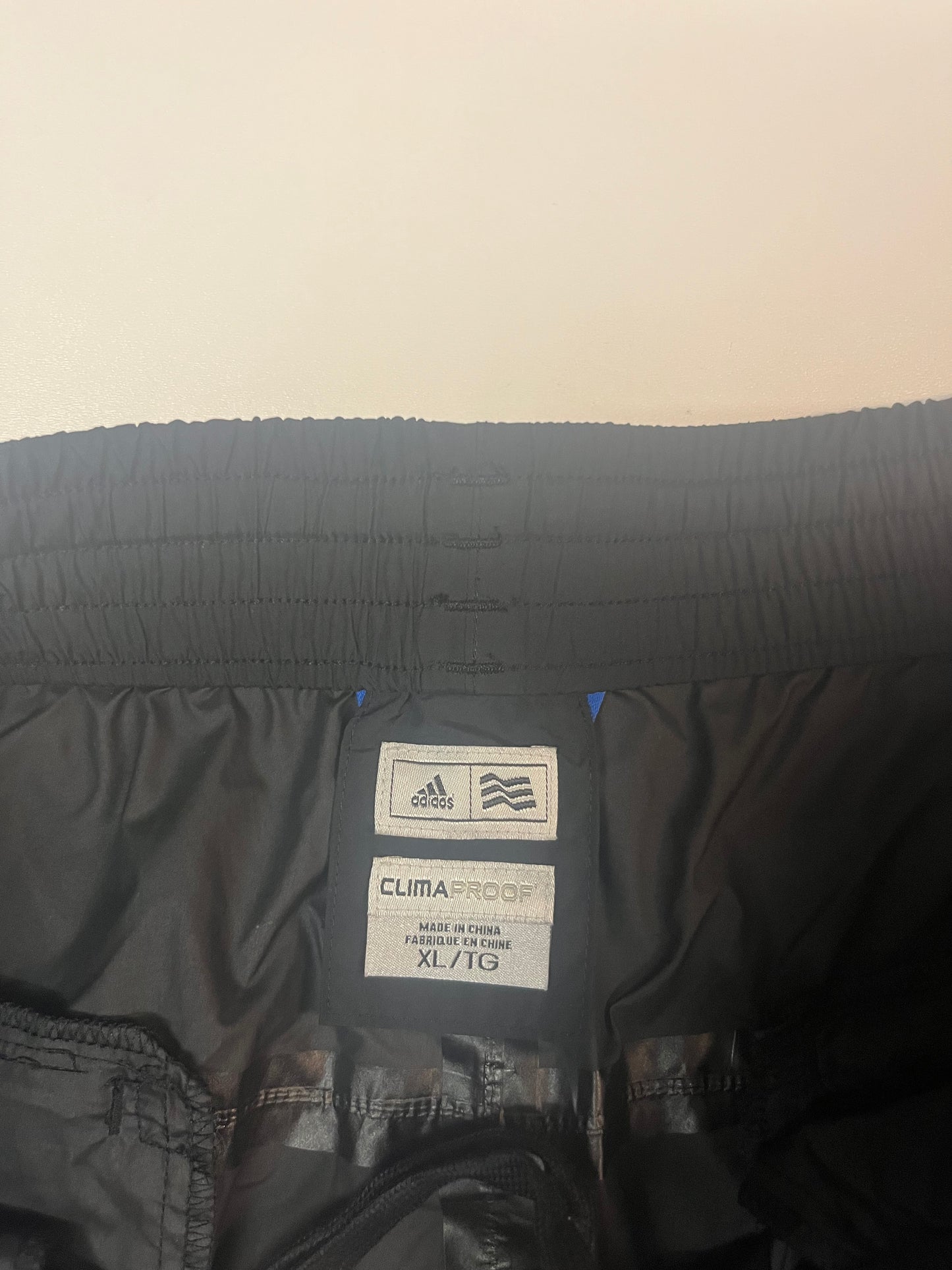 Entdecke unsere Vintage Track Pants von Nike und anderen Marken, erhältlich bei Valuxery.de - Dein Shop für trendige Vintage - Kleidung. Unsere Track Pants sind aus hochwertigen Materialien und