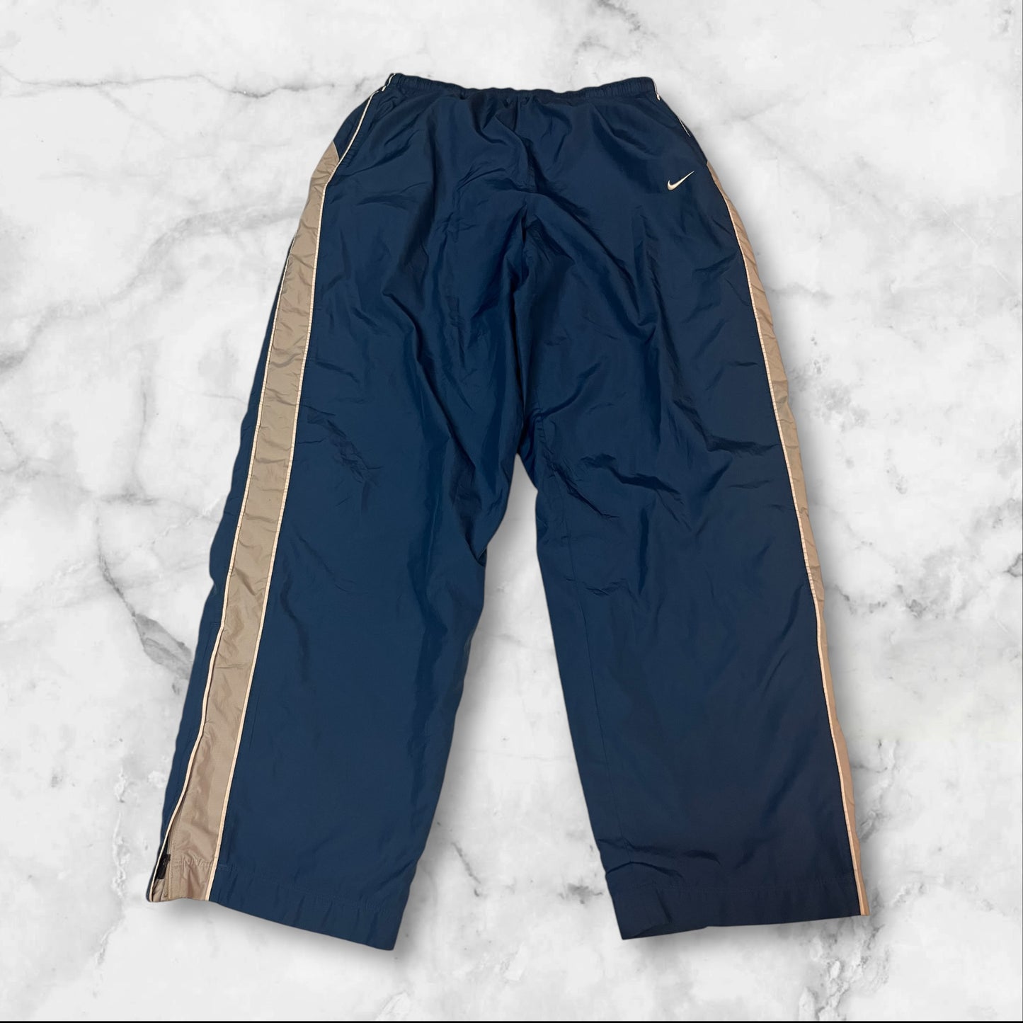 Entdecke unsere Vintage Track Pants von Nike und anderen Marken, erhältlich bei Valuxery.de - Dein Shop für trendige Vintage - Kleidung. Unsere Track Pants sind aus hochwertigen Materialien und