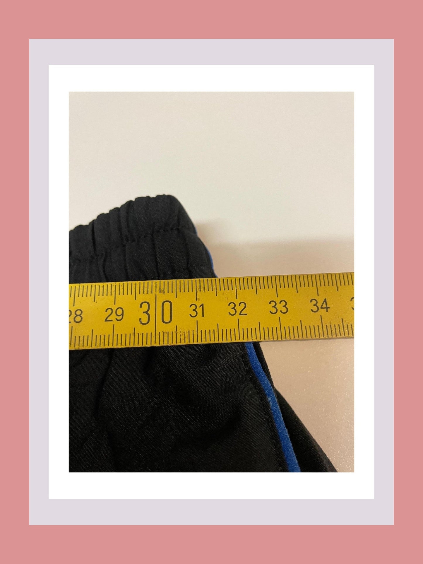 Entdecke unsere Vintage Track Pants von Nike und anderen Marken, erhältlich bei Valuxery.de - Dein Shop für trendige Vintage - Kleidung. Unsere Track Pants sind aus hochwertigen Materialien und