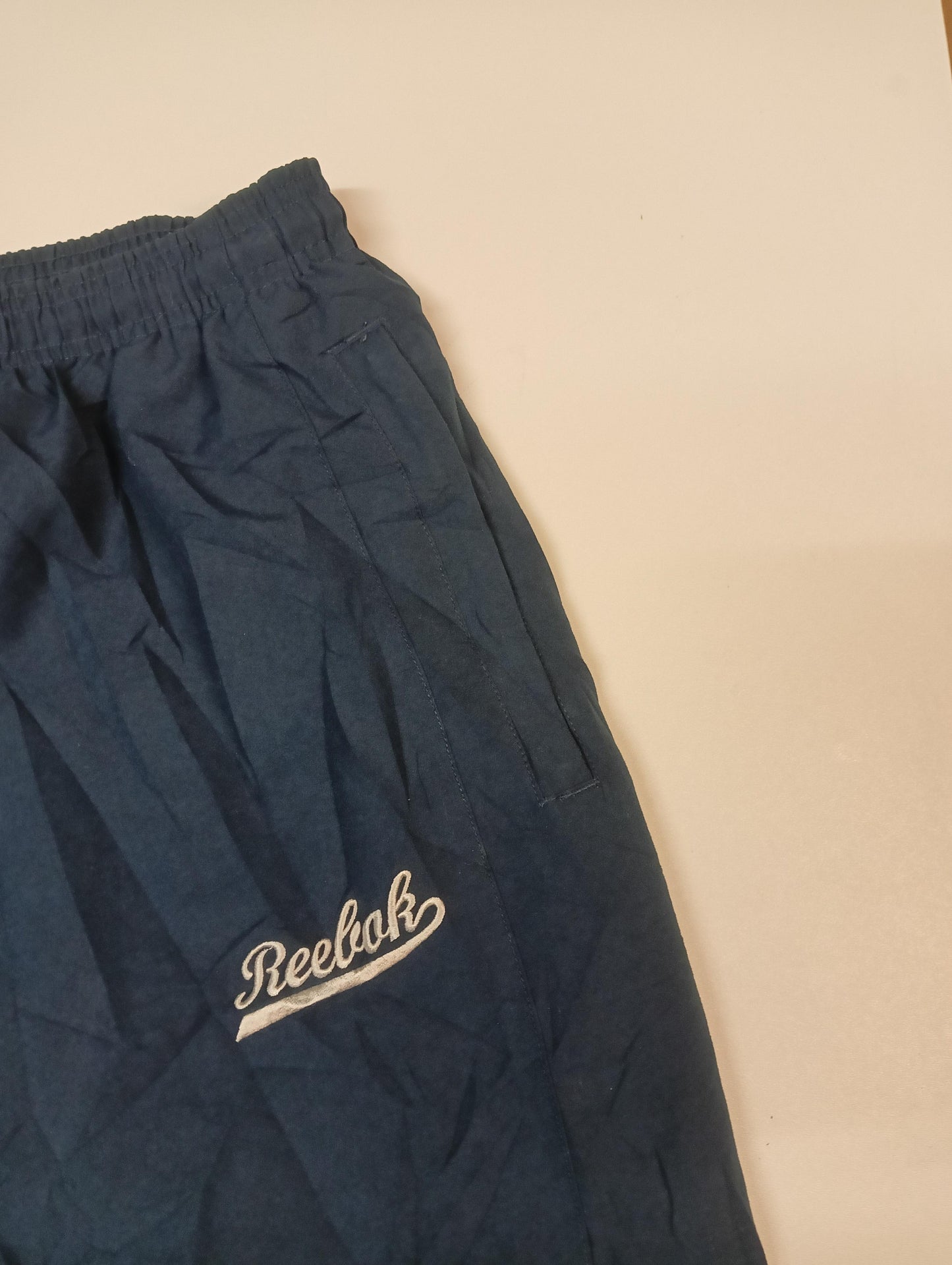 Entdecke unsere Vintage Track Pants von Nike und anderen Marken, erhältlich bei Valuxery.de - Dein Shop für trendige Vintage - Kleidung. Unsere Track Pants sind aus hochwertigen Materialien und