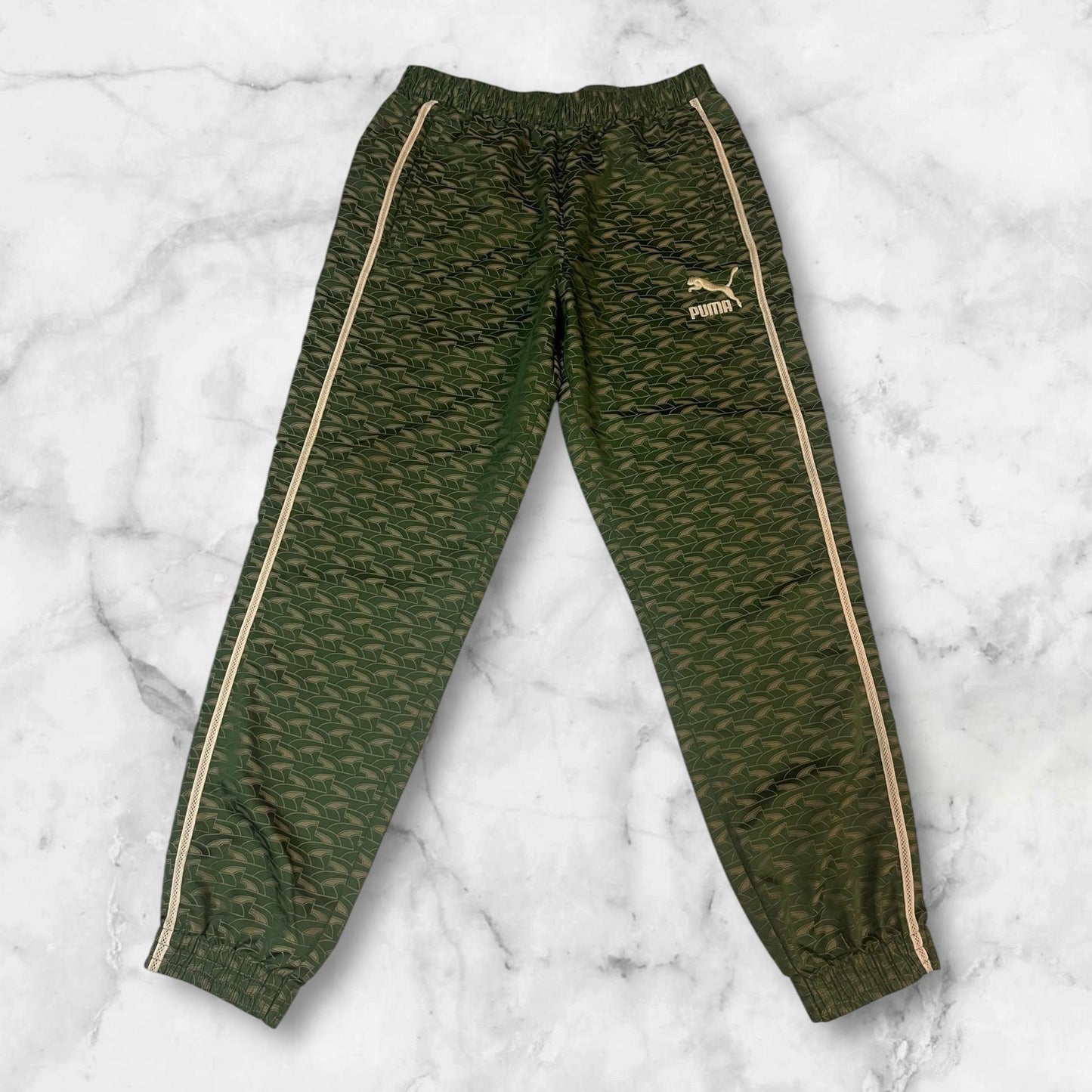 Entdecke unsere Vintage Track Pants von Nike und anderen Marken, erhältlich bei Valuxery.de - Dein Shop für trendige Vintage - Kleidung. Unsere Track Pants sind aus hochwertigen Materialien und