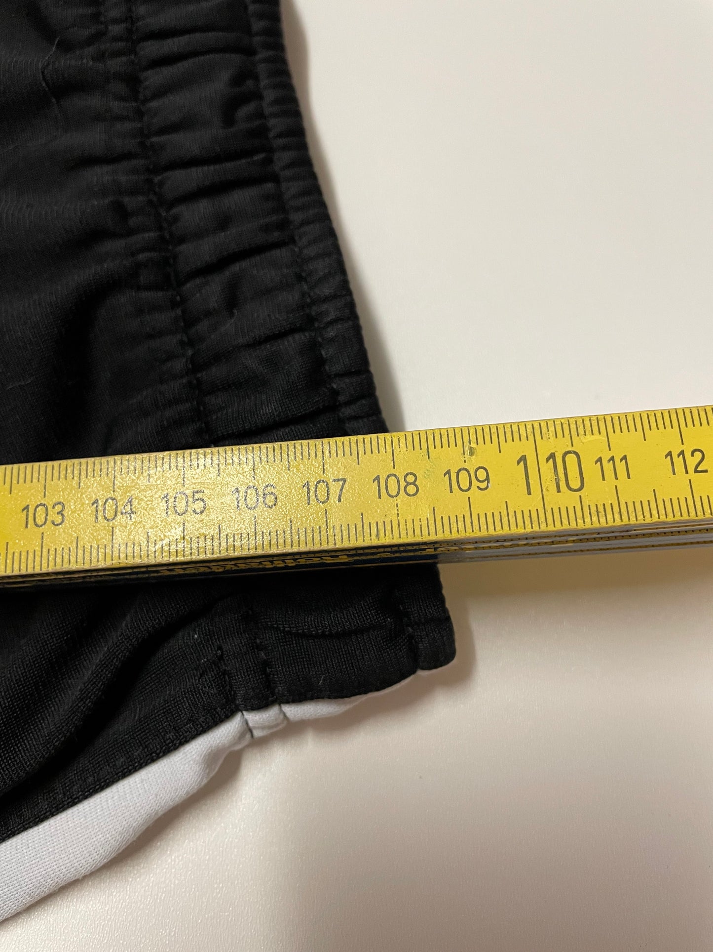 Entdecke unsere Vintage Track Pants von Nike und anderen Marken, erhältlich bei Valuxery.de - Dein Shop für trendige Vintage - Kleidung. Unsere Track Pants sind aus hochwertigen Materialien und