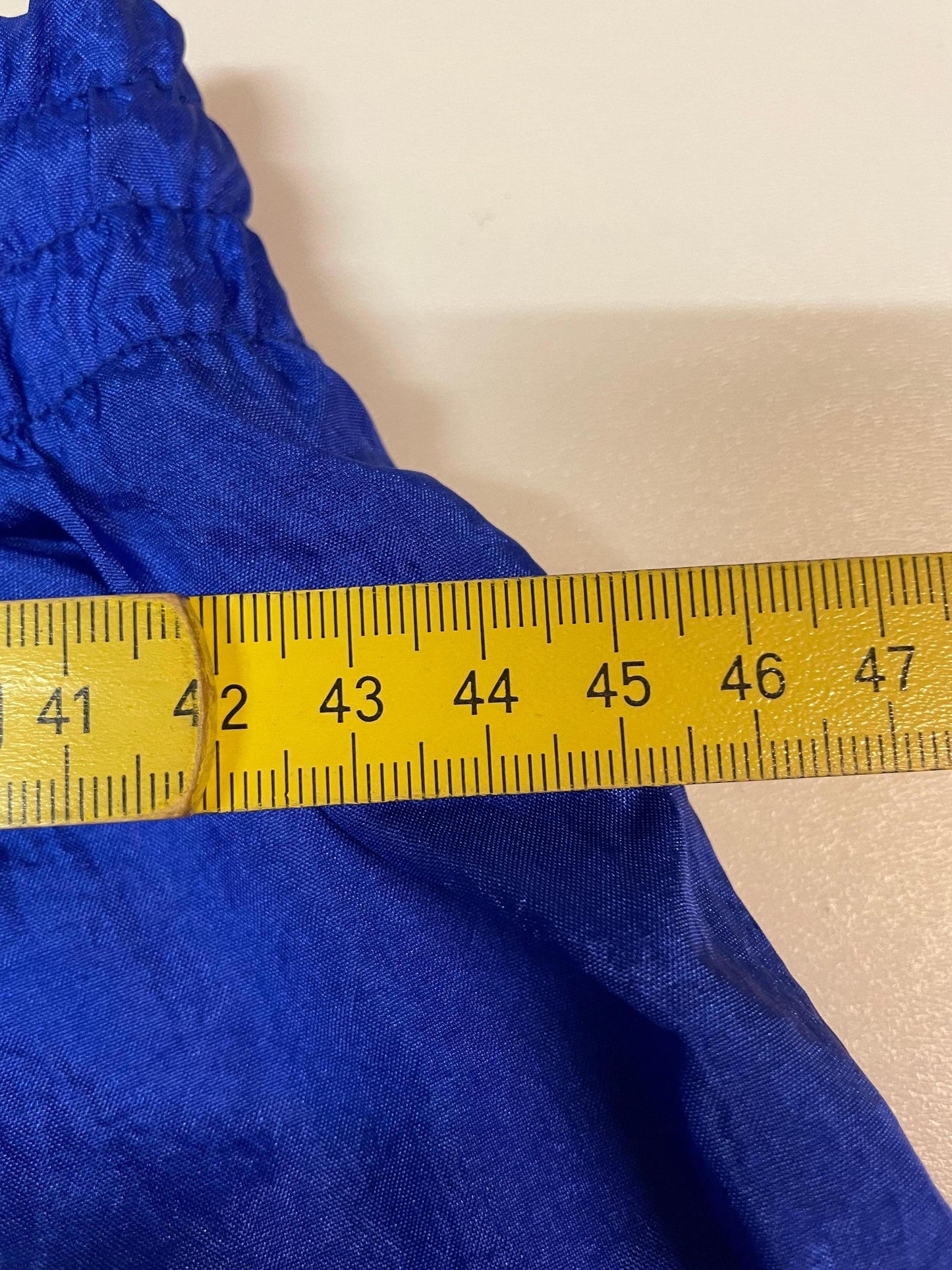Entdecke unsere Vintage Track Pants von Nike und anderen Marken, erhältlich bei Valuxery.de - Dein Shop für trendige Vintage - Kleidung. Unsere Track Pants sind aus hochwertigen Materialien und