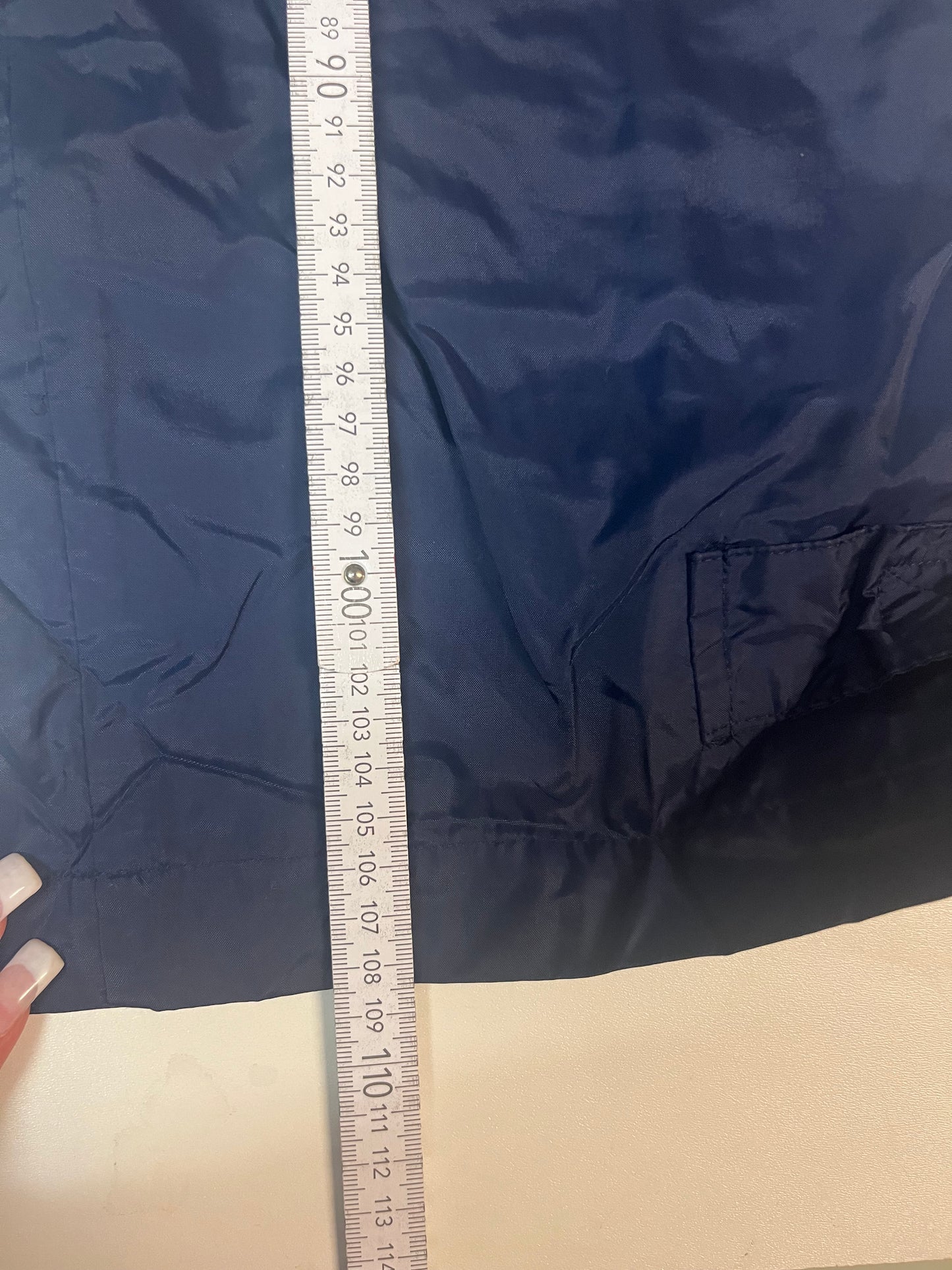Entdecke unsere Vintage Track Pants von Nike und anderen Marken, erhältlich bei Valuxery.de - Dein Shop für trendige Vintage - Kleidung. Unsere Track Pants sind aus hochwertigen Materialien und