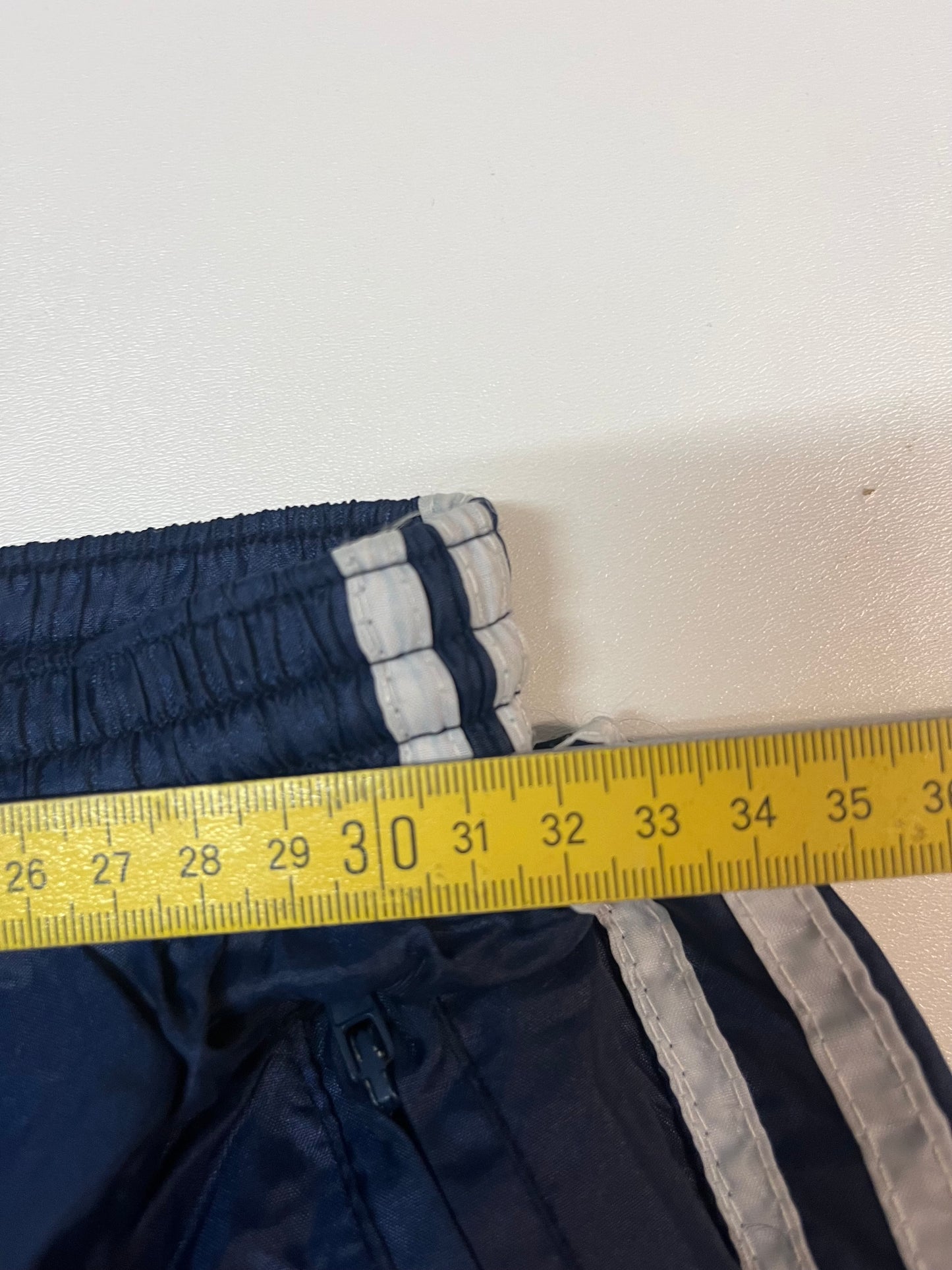 Entdecke unsere Vintage Track Pants von Nike und anderen Marken, erhältlich bei Valuxery.de - Dein Shop für trendige Vintage - Kleidung. Unsere Track Pants sind aus hochwertigen Materialien und