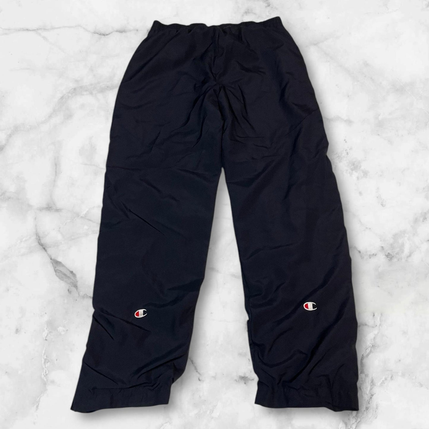 Entdecke unsere Vintage Track Pants von Nike und anderen Marken, erhältlich bei Valuxery.de - Dein Shop für trendige Vintage - Kleidung. Unsere Track Pants sind aus hochwertigen Materialien und