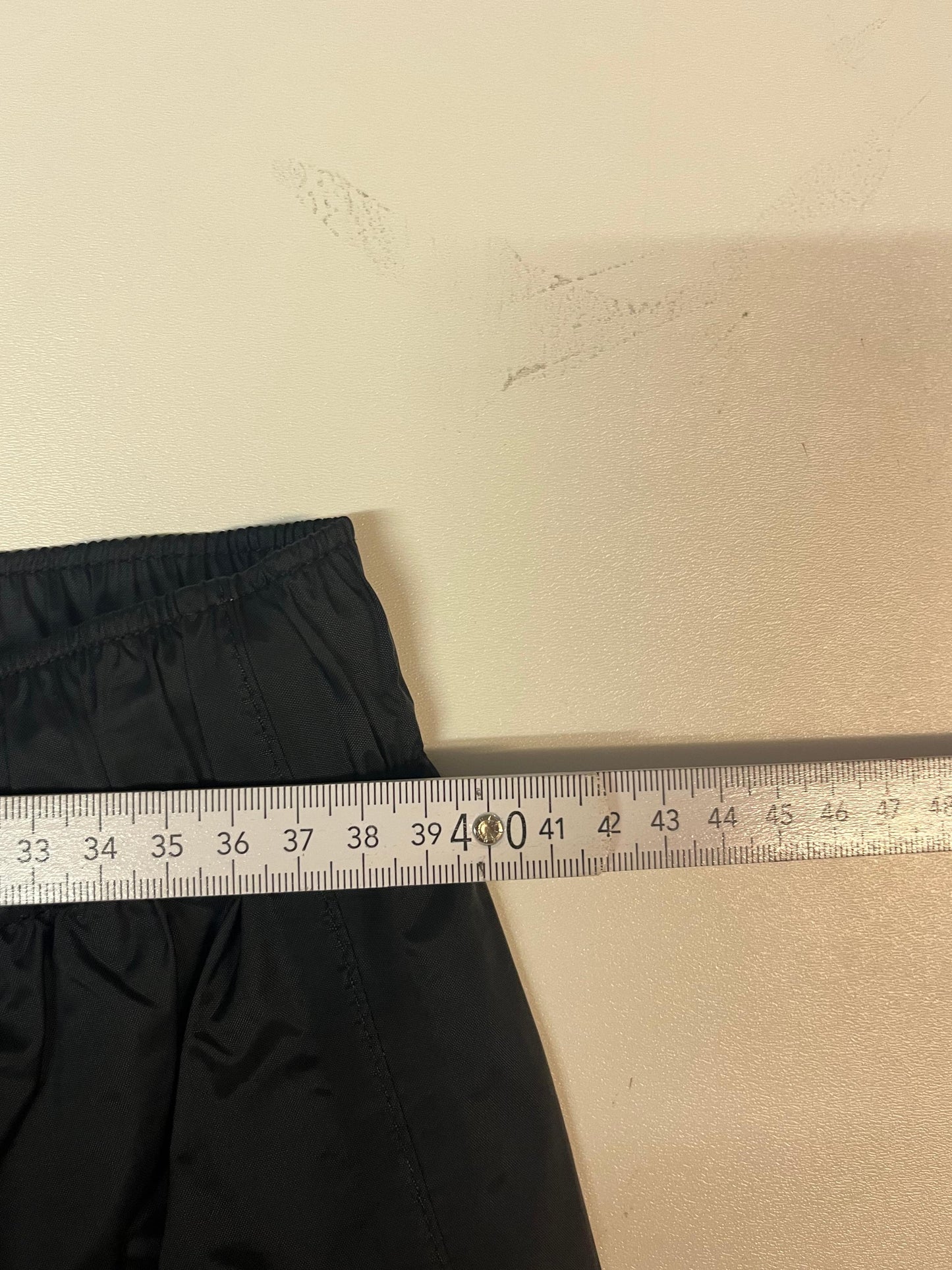 Entdecke unsere Vintage Track Pants von Nike und anderen Marken, erhältlich bei Valuxery.de - Dein Shop für trendige Vintage - Kleidung. Unsere Track Pants sind aus hochwertigen Materialien und