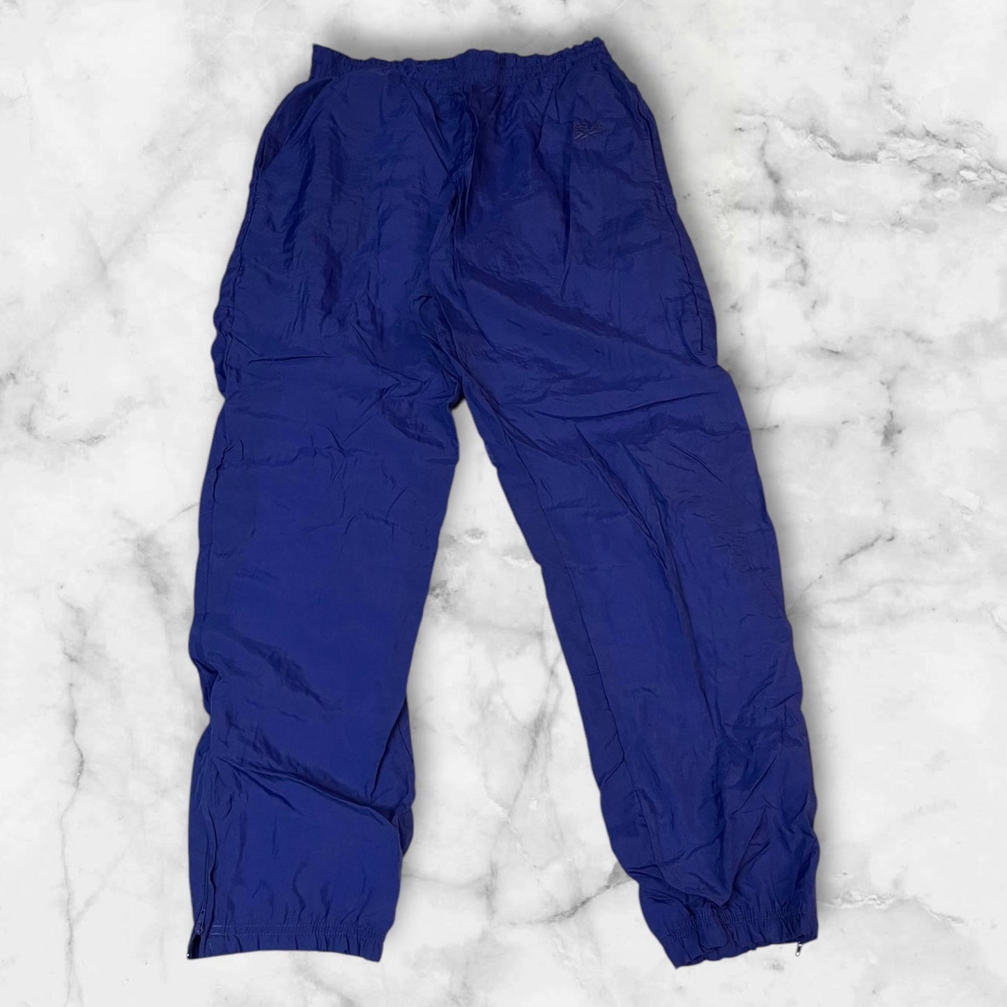 Entdecke unsere Vintage Track Pants von Nike und anderen Marken, erhältlich bei Valuxery.de - Dein Shop für trendige Vintage - Kleidung. Unsere Track Pants sind aus hochwertigen Materialien und