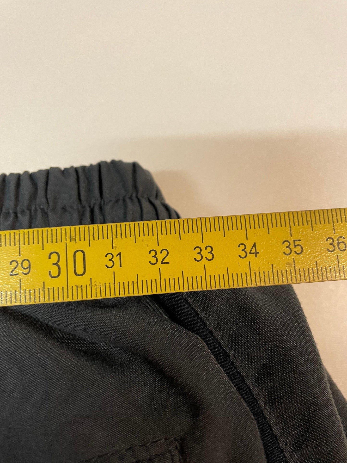 Entdecke unsere Vintage Track Pants von Nike und anderen Marken, erhältlich bei Valuxery.de - Dein Shop für trendige Vintage - Kleidung. Unsere Track Pants sind aus hochwertigen Materialien und