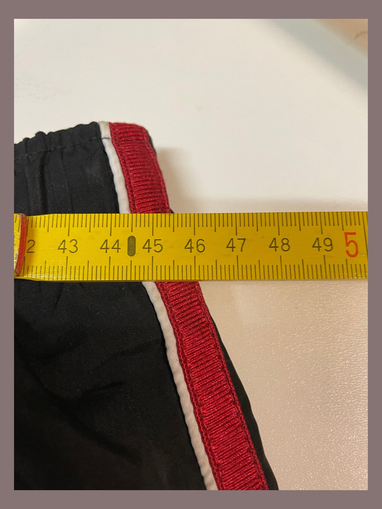 Entdecke unsere Vintage Track Pants von Nike und anderen Marken, erhältlich bei Valuxery.de - Dein Shop für trendige Vintage - Kleidung. Unsere Track Pants sind aus hochwertigen Materialien und