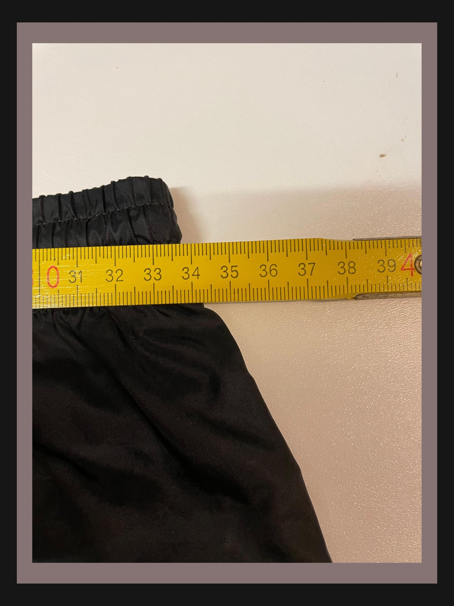 Entdecke unsere Vintage Track Pants von Nike und anderen Marken, erhältlich bei Valuxery.de - Dein Shop für trendige Vintage - Kleidung. Unsere Track Pants sind aus hochwertigen Materialien und