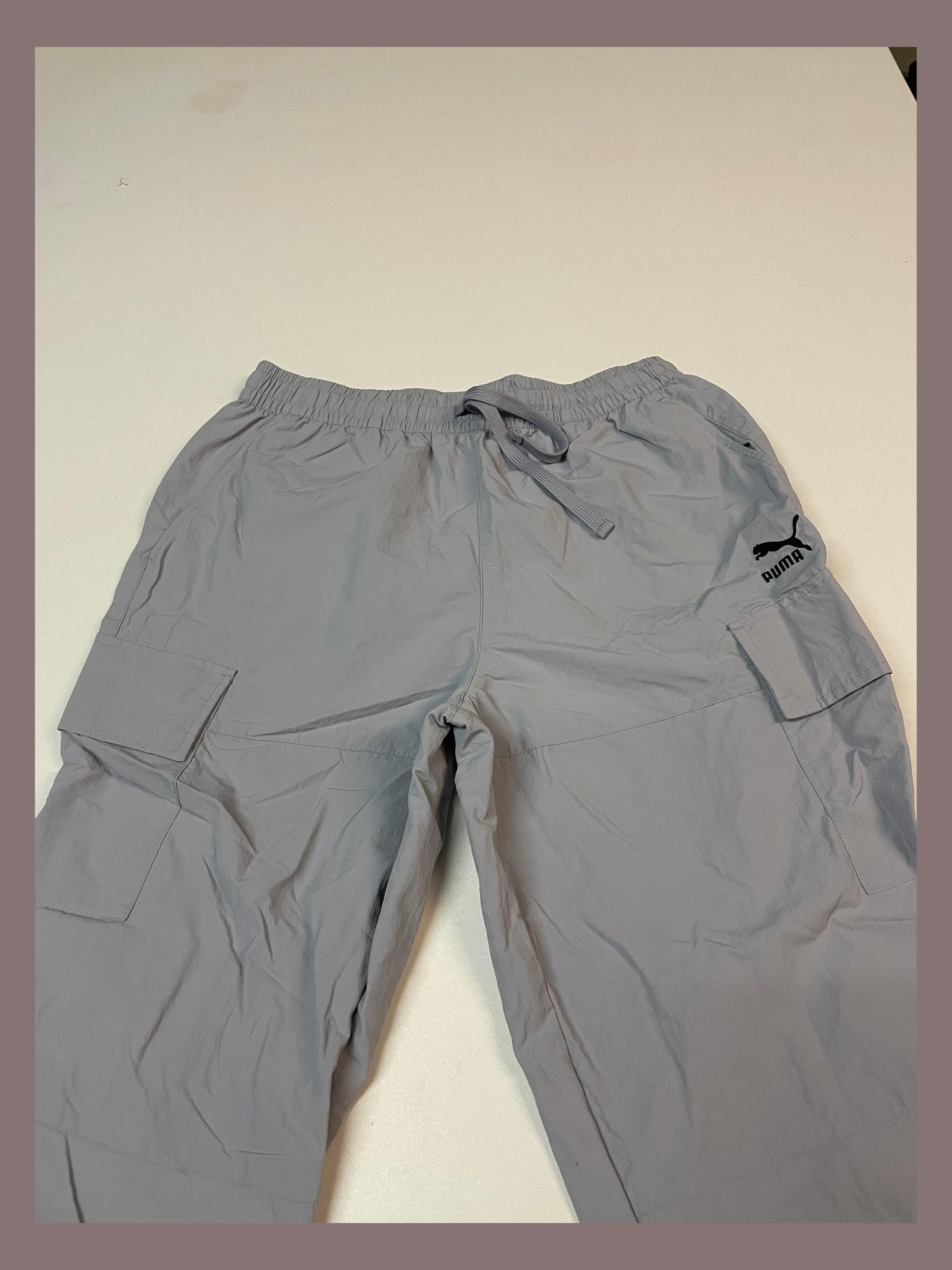 Entdecke unsere Vintage Track Pants von Nike und anderen Marken, erhältlich bei Valuxery.de - Dein Shop für trendige Vintage - Kleidung. Unsere Track Pants sind aus hochwertigen Materialien und