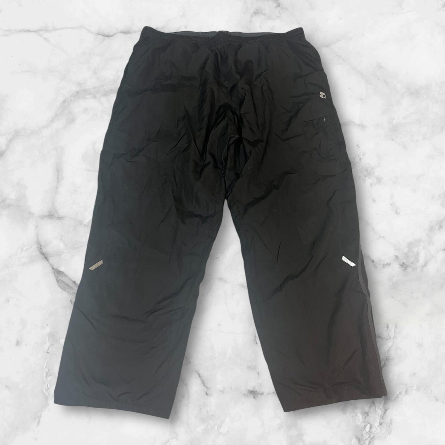 Entdecke unsere Vintage Track Pants von Nike und anderen Marken, erhältlich bei Valuxery.de - Dein Shop für trendige Vintage - Kleidung. Unsere Track Pants sind aus hochwertigen Materialien und