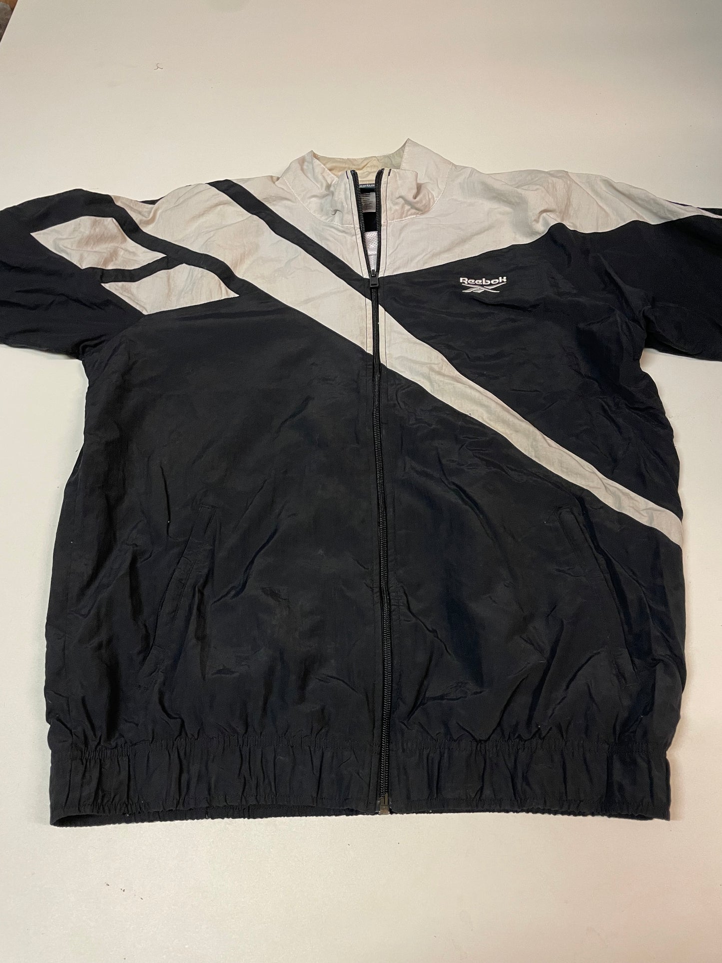 Entdecke unsere Vintage Track Pants von Nike und anderen Marken, erhältlich bei Valuxery.de - Dein Shop für trendige Vintage - Kleidung. Unsere Track Pants sind aus hochwertigen Materialien und