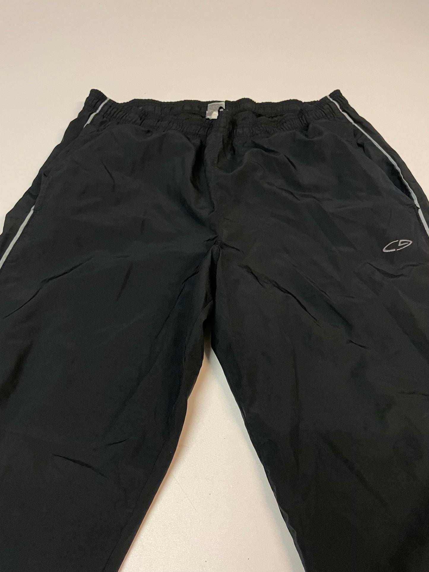 Entdecke unsere Vintage Track Pants von Nike und anderen Marken, erhältlich bei Valuxery.de - Dein Shop für trendige Vintage - Kleidung. Unsere Track Pants sind aus hochwertigen Materialien und