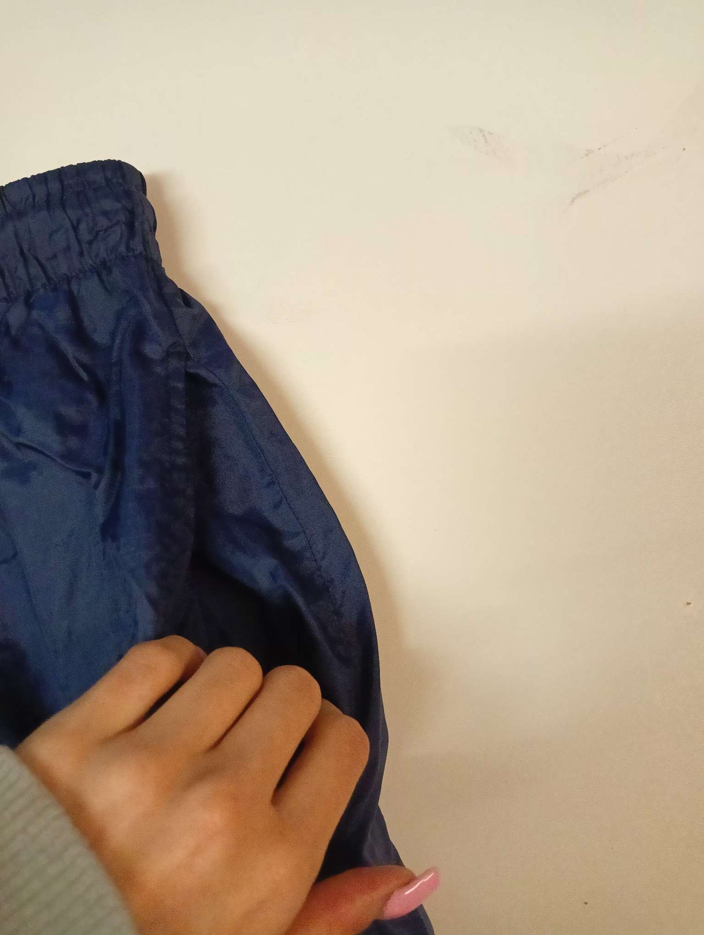 Entdecke unsere Vintage Track Pants von Nike und anderen Marken, erhältlich bei Valuxery.de - Dein Shop für trendige Vintage - Kleidung. Unsere Track Pants sind aus hochwertigen Materialien und