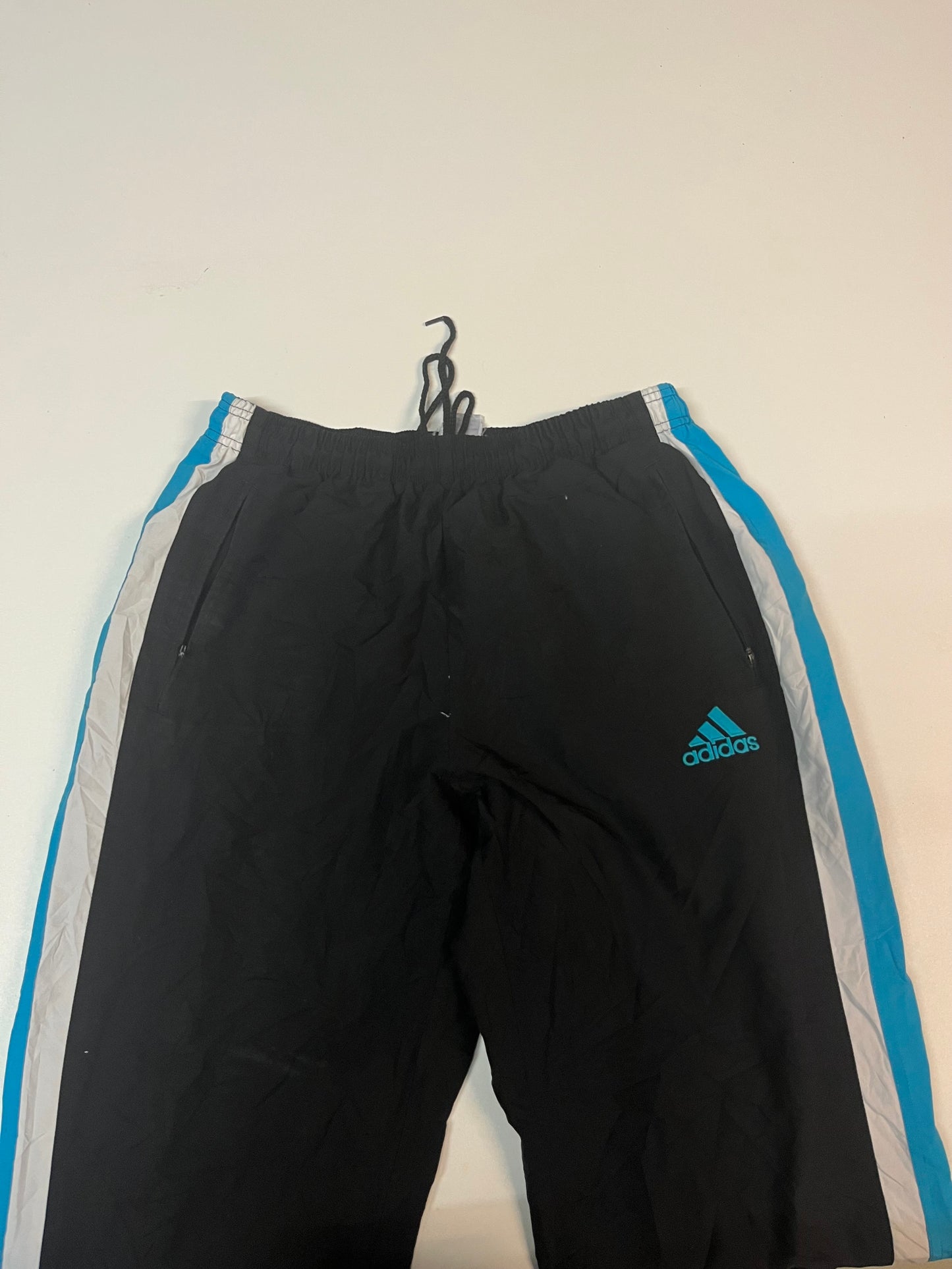Entdecke unsere Vintage Track Pants von Nike und anderen Marken, erhältlich bei Valuxery.de - Dein Shop für trendige Vintage - Kleidung. Unsere Track Pants sind aus hochwertigen Materialien und