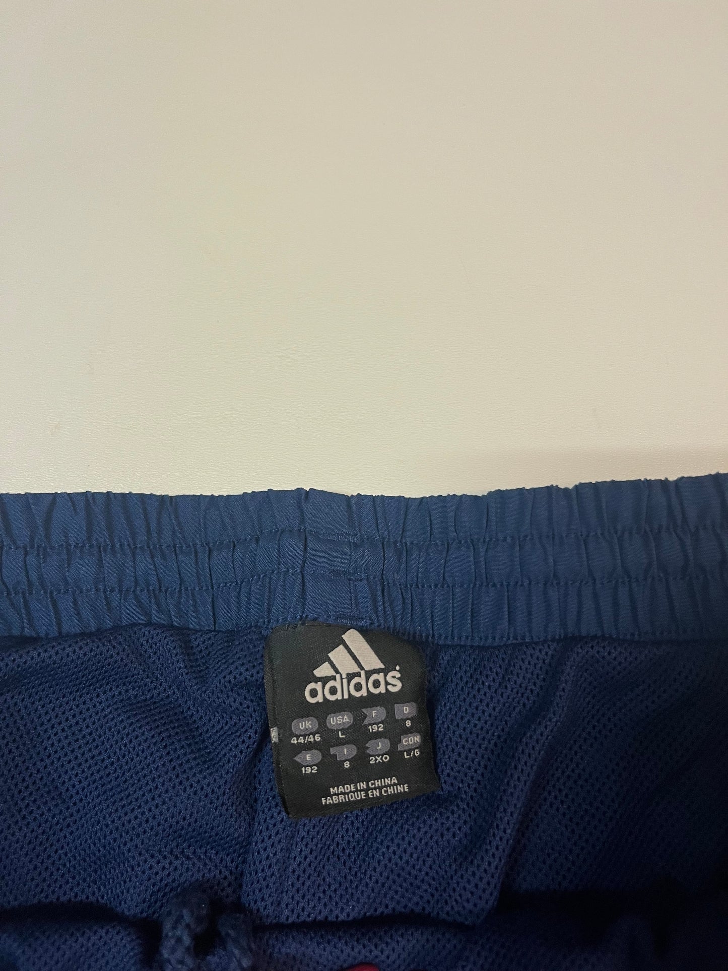 Entdecke unsere Vintage Track Pants von Nike und anderen Marken, erhältlich bei Valuxery.de - Dein Shop für trendige Vintage - Kleidung. Unsere Track Pants sind aus hochwertigen Materialien und