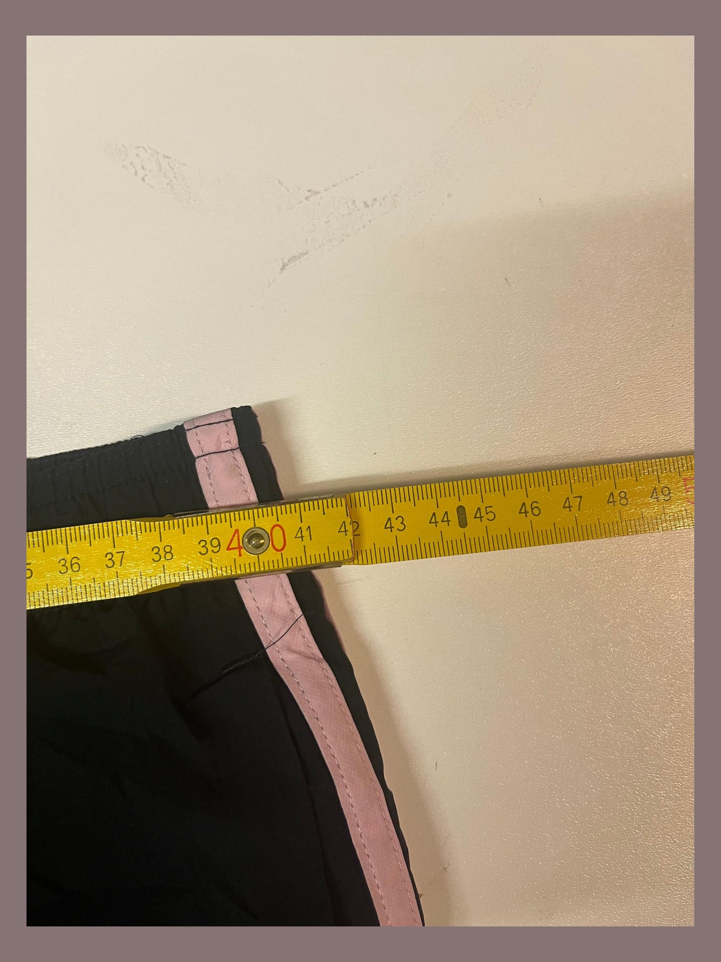 Entdecke unsere Vintage Track Pants von Nike und anderen Marken, erhältlich bei Valuxery.de - Dein Shop für trendige Vintage - Kleidung. Unsere Track Pants sind aus hochwertigen Materialien und