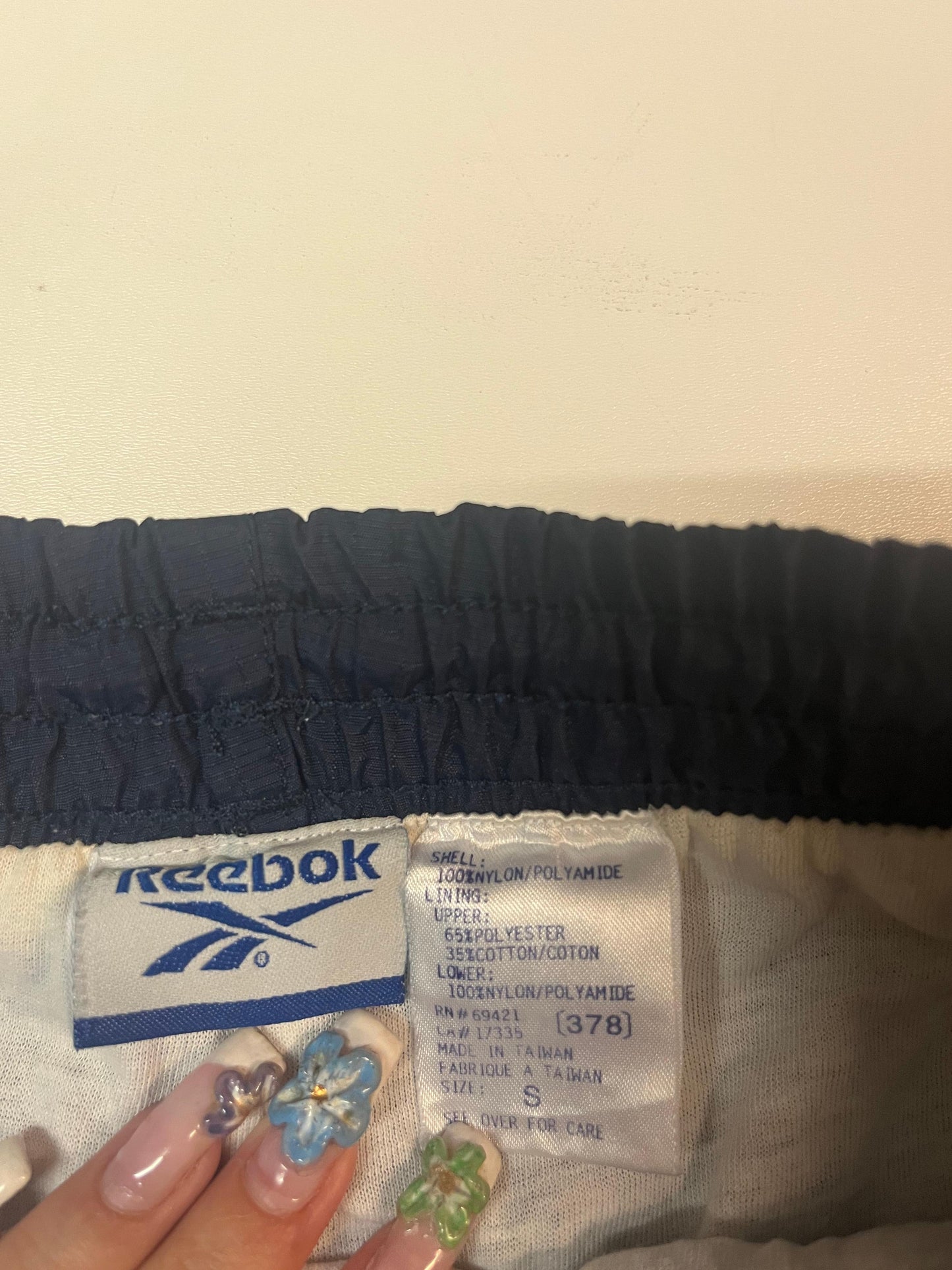 Entdecke unsere Vintage Track Pants von Nike und anderen Marken, erhältlich bei Valuxery.de - Dein Shop für trendige Vintage - Kleidung. Unsere Track Pants sind aus hochwertigen Materialien und