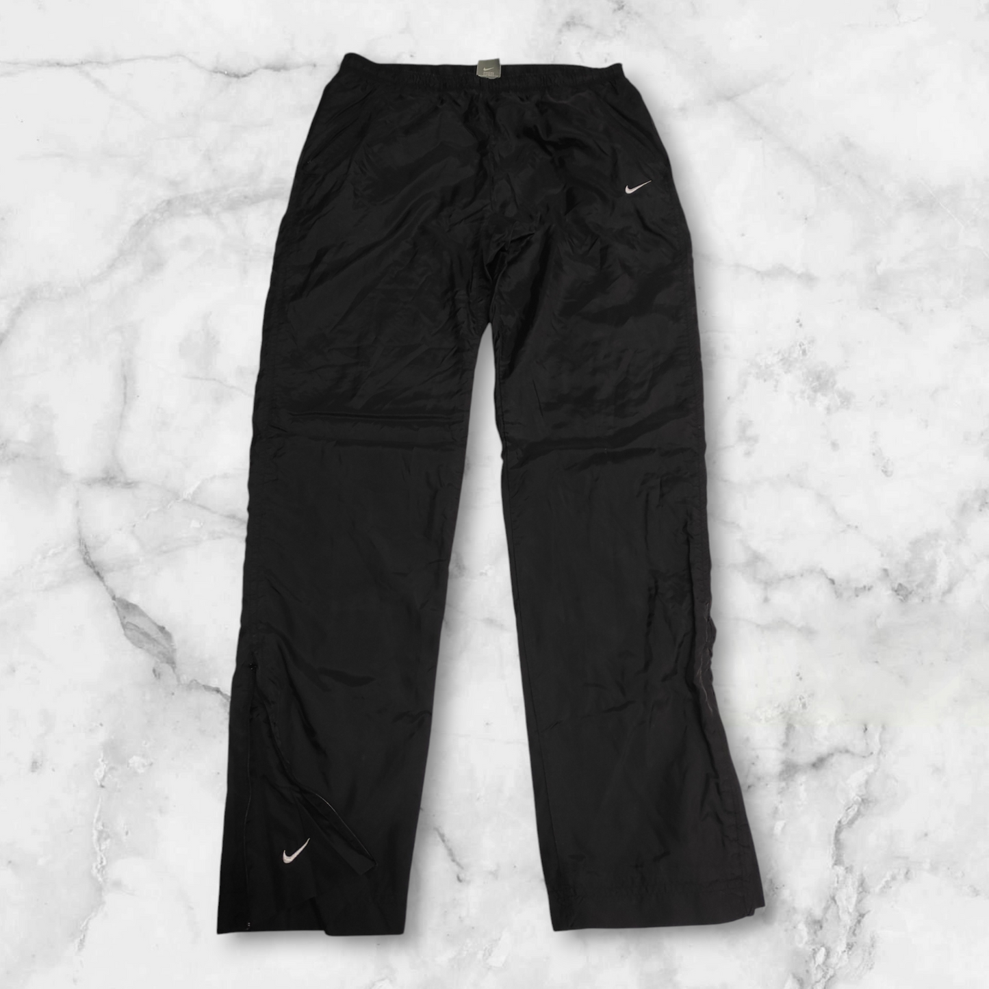 Entdecke unsere Vintage Track Pants von Nike und anderen Marken, erhältlich bei Valuxery.de - Dein Shop für trendige Vintage - Kleidung. Unsere Track Pants sind aus hochwertigen Materialien und
