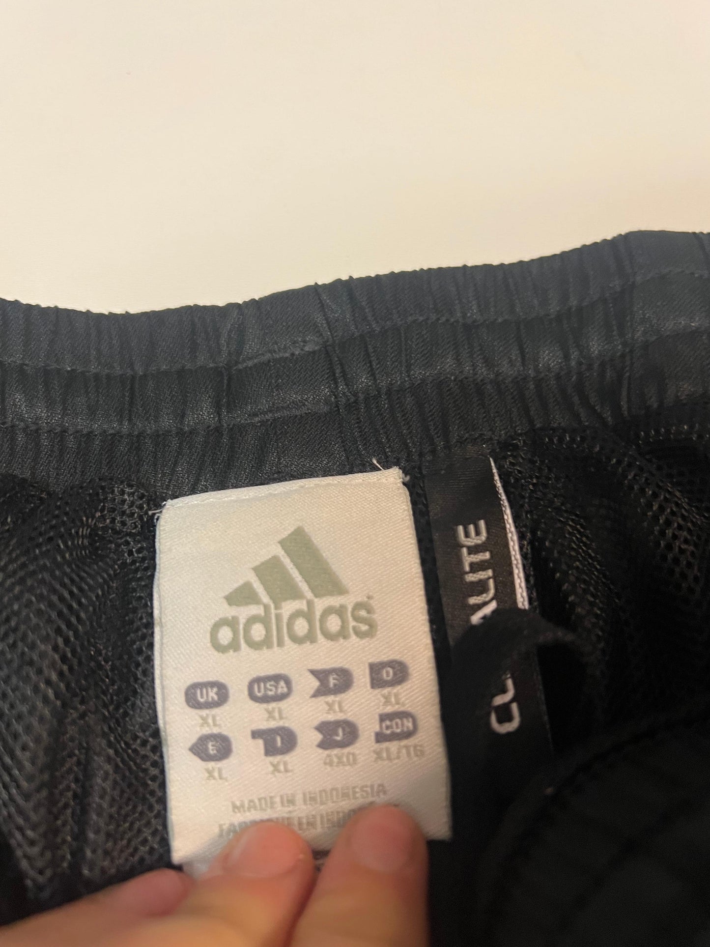 Entdecke unsere Vintage Track Pants von Nike und anderen Marken, erhältlich bei Valuxery.de - Dein Shop für trendige Vintage - Kleidung. Unsere Track Pants sind aus hochwertigen Materialien und