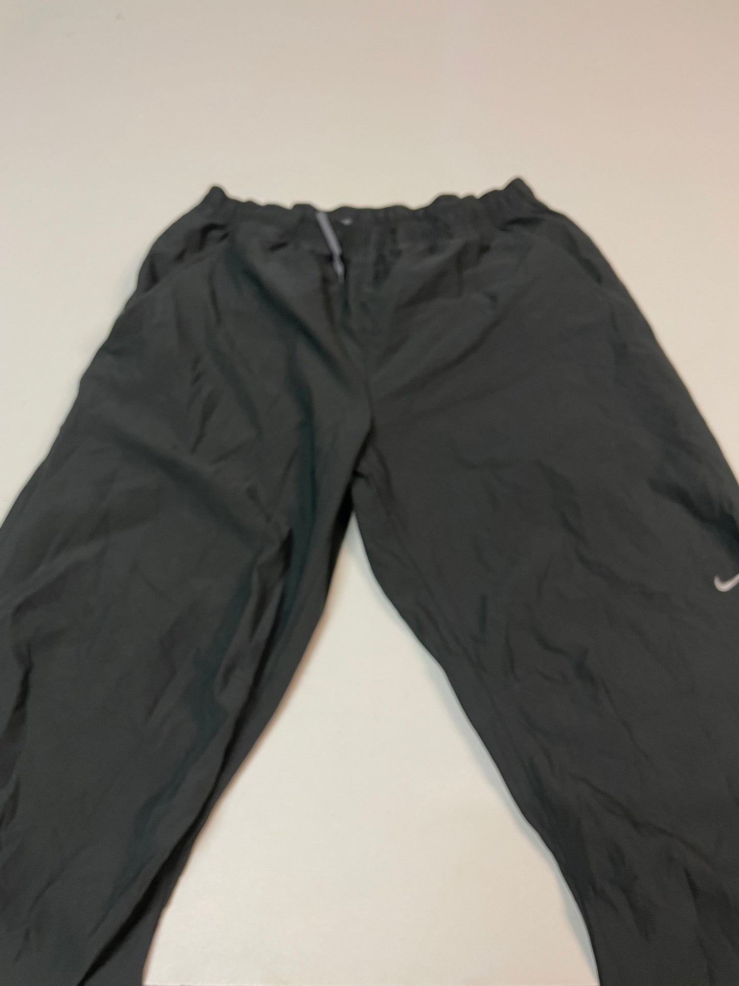 Entdecke unsere Vintage Track Pants von Nike und anderen Marken, erhältlich bei Valuxery.de - Dein Shop für trendige Vintage - Kleidung. Unsere Track Pants sind aus hochwertigen Materialien und