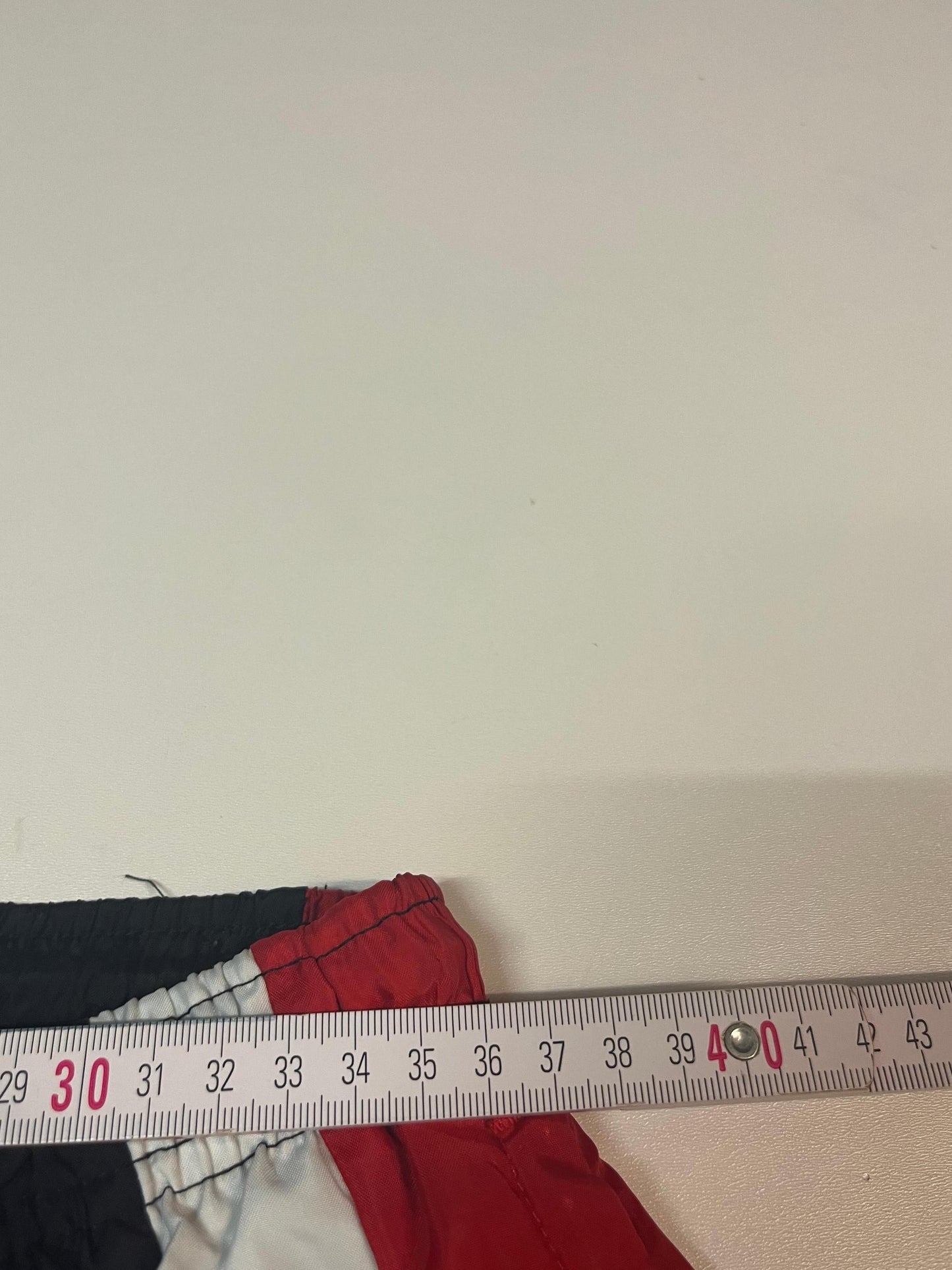 Entdecke unsere Vintage Track Pants von Nike und anderen Marken, erhältlich bei Valuxery.de - Dein Shop für trendige Vintage - Kleidung. Unsere Track Pants sind aus hochwertigen Materialien und