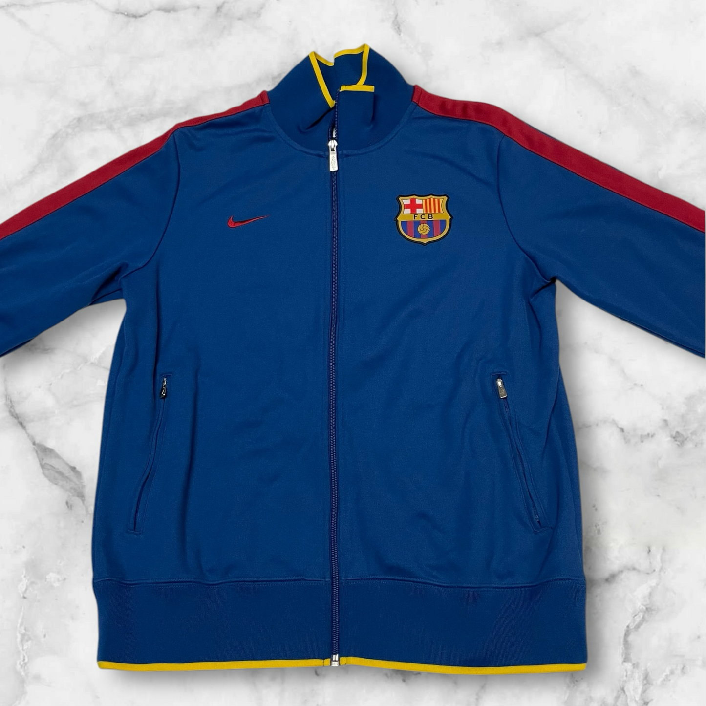 Entdecke unsere Vintage Track Pants von Nike und anderen Marken, erhältlich bei Valuxery.de - Dein Shop für trendige Vintage - Kleidung. Unsere Track Pants sind aus hochwertigen Materialien und