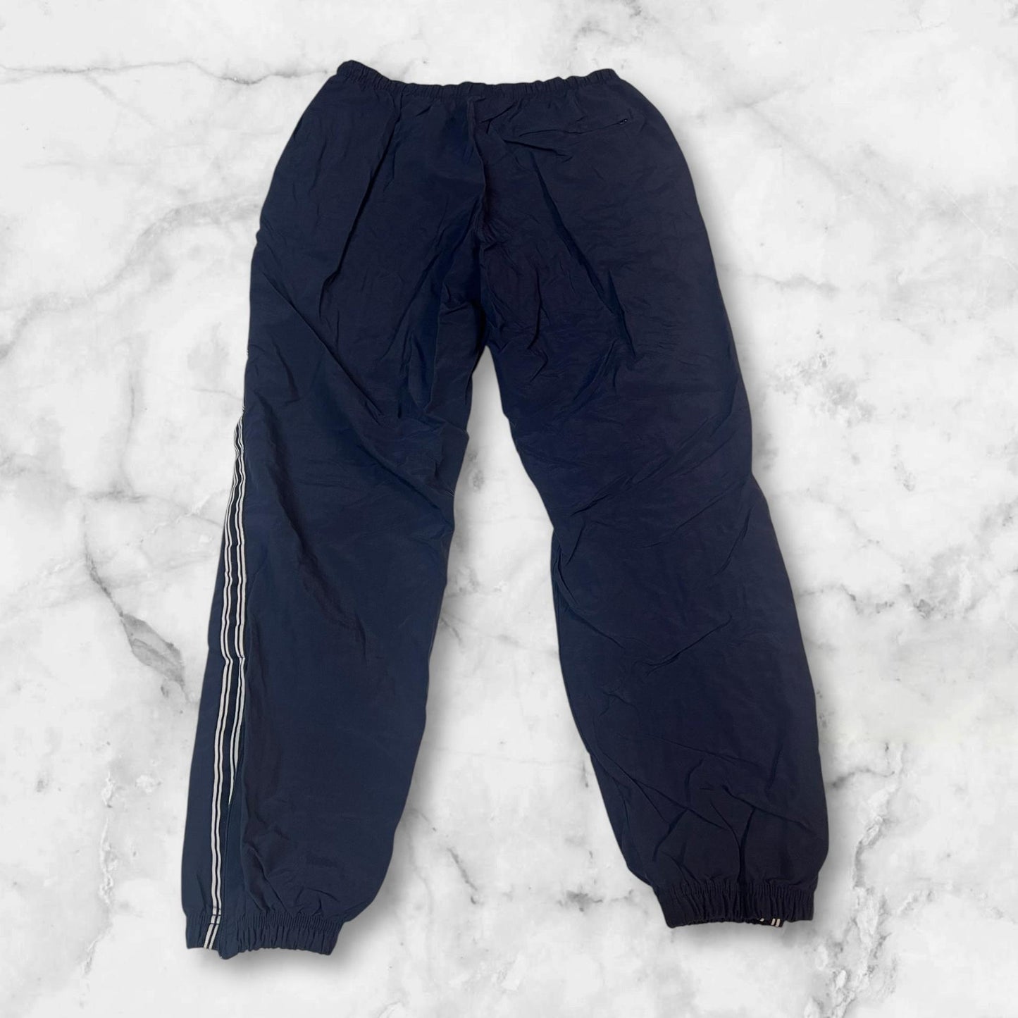 Entdecke unsere Vintage Track Pants von Nike und anderen Marken, erhältlich bei Valuxery.de - Dein Shop für trendige Vintage - Kleidung. Unsere Track Pants sind aus hochwertigen Materialien und