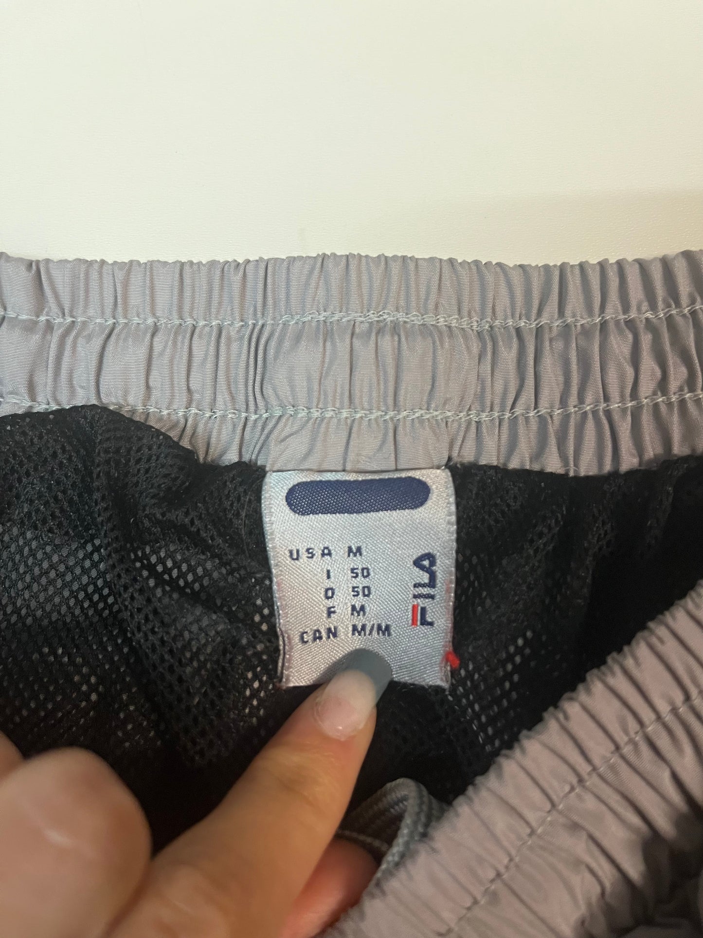 Entdecke unsere Vintage Track Pants von Nike und anderen Marken, erhältlich bei Valuxery.de - Dein Shop für trendige Vintage - Kleidung. Unsere Track Pants sind aus hochwertigen Materialien und