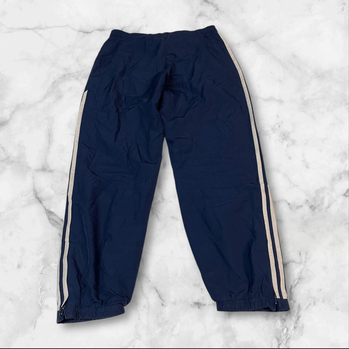 Entdecke unsere Vintage Track Pants von Nike und anderen Marken, erhältlich bei Valuxery.de - Dein Shop für trendige Vintage - Kleidung. Unsere Track Pants sind aus hochwertigen Materialien und
