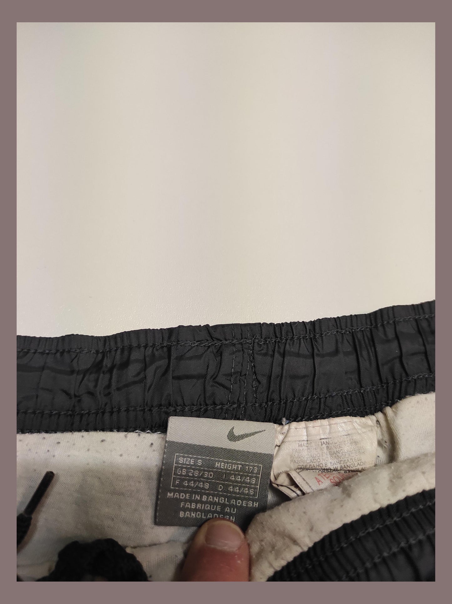 Entdecke unsere Vintage Track Pants von Nike und anderen Marken, erhältlich bei Valuxery.de - Dein Shop für trendige Vintage - Kleidung. Unsere Track Pants sind aus hochwertigen Materialien und