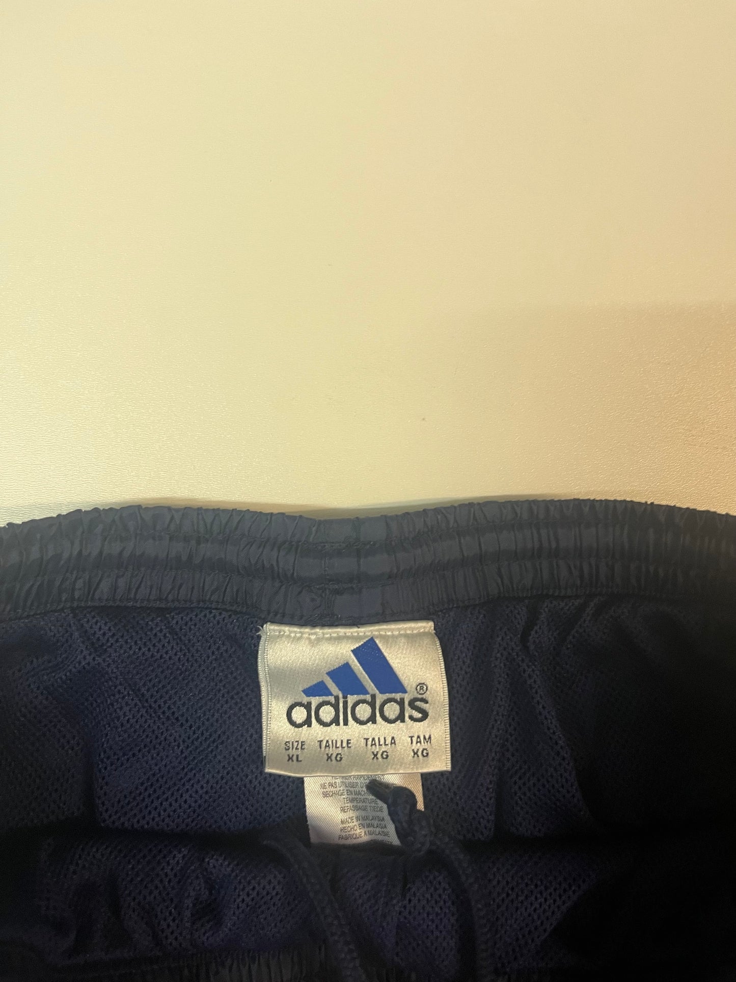 Entdecke unsere Vintage Track Pants von Nike und anderen Marken, erhältlich bei Valuxery.de - Dein Shop für trendige Vintage - Kleidung. Unsere Track Pants sind aus hochwertigen Materialien und
