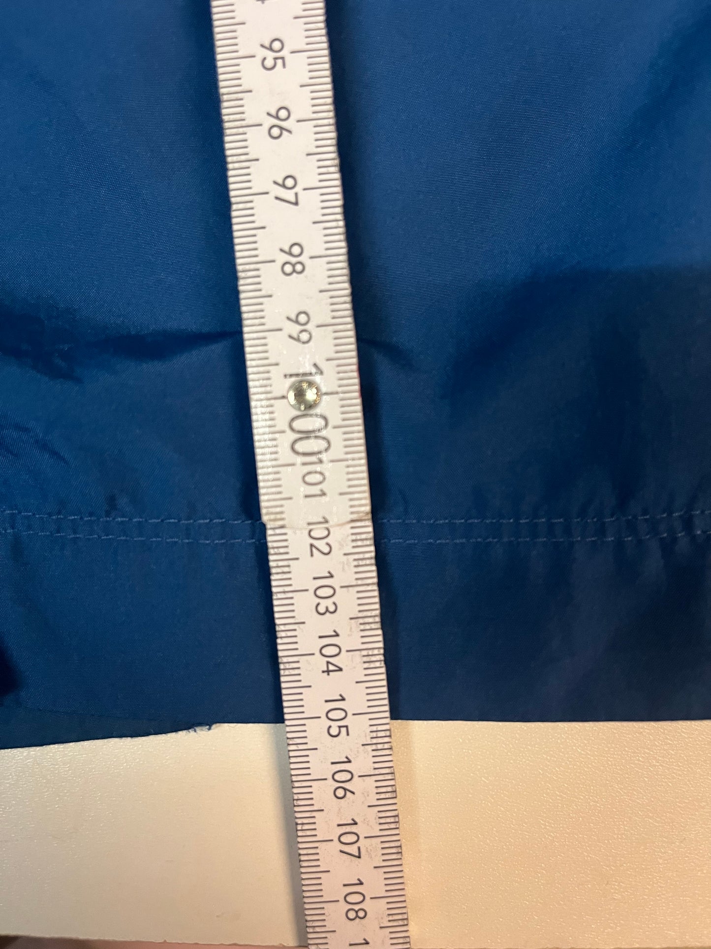 Entdecke unsere Vintage Track Pants von Nike und anderen Marken, erhältlich bei Valuxery.de - Dein Shop für trendige Vintage - Kleidung. Unsere Track Pants sind aus hochwertigen Materialien und