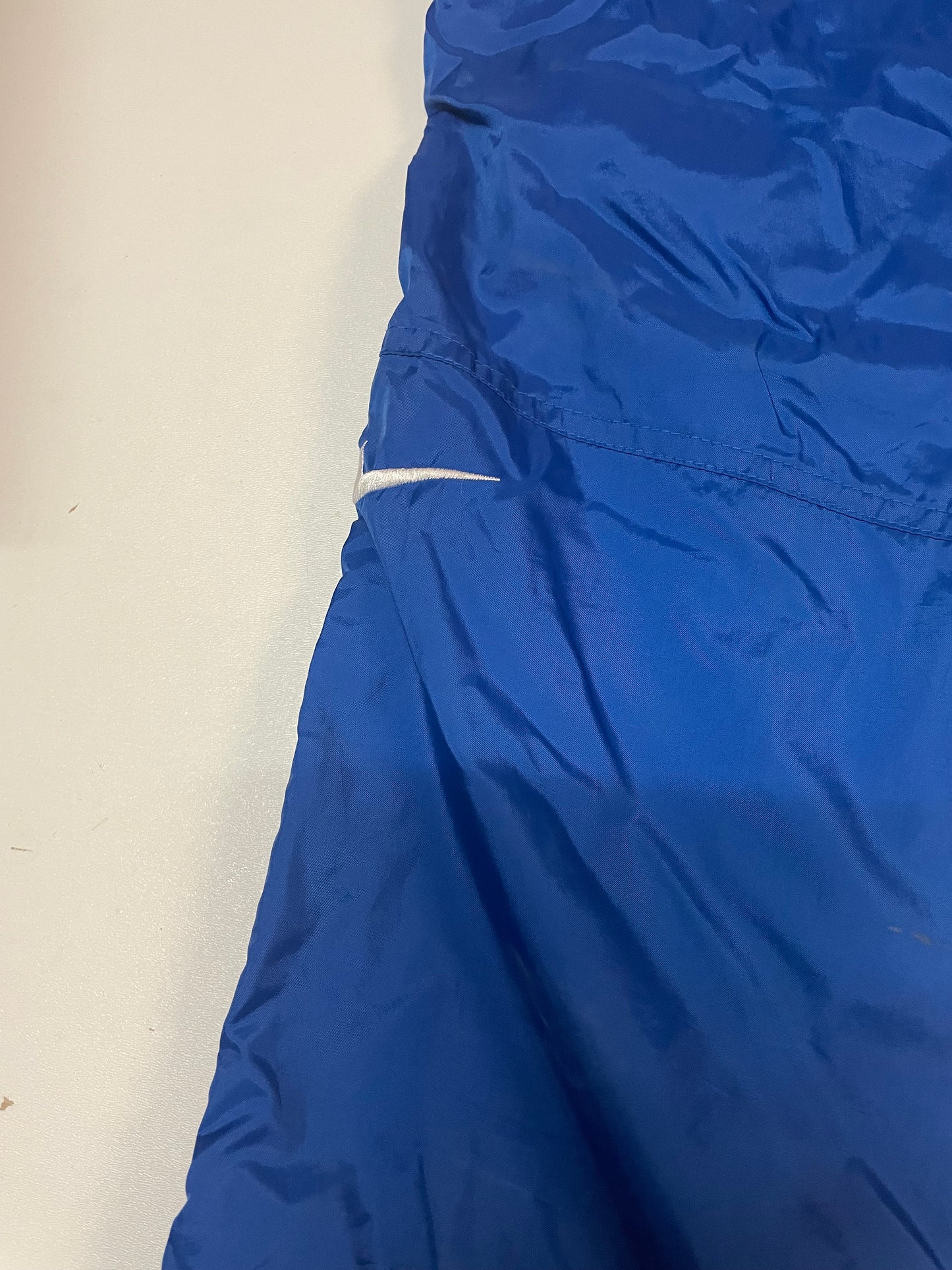 Entdecke unsere Vintage Track Pants von Nike und anderen Marken, erhältlich bei Valuxery.de - Dein Shop für trendige Vintage - Kleidung. Unsere Track Pants sind aus hochwertigen Materialien und