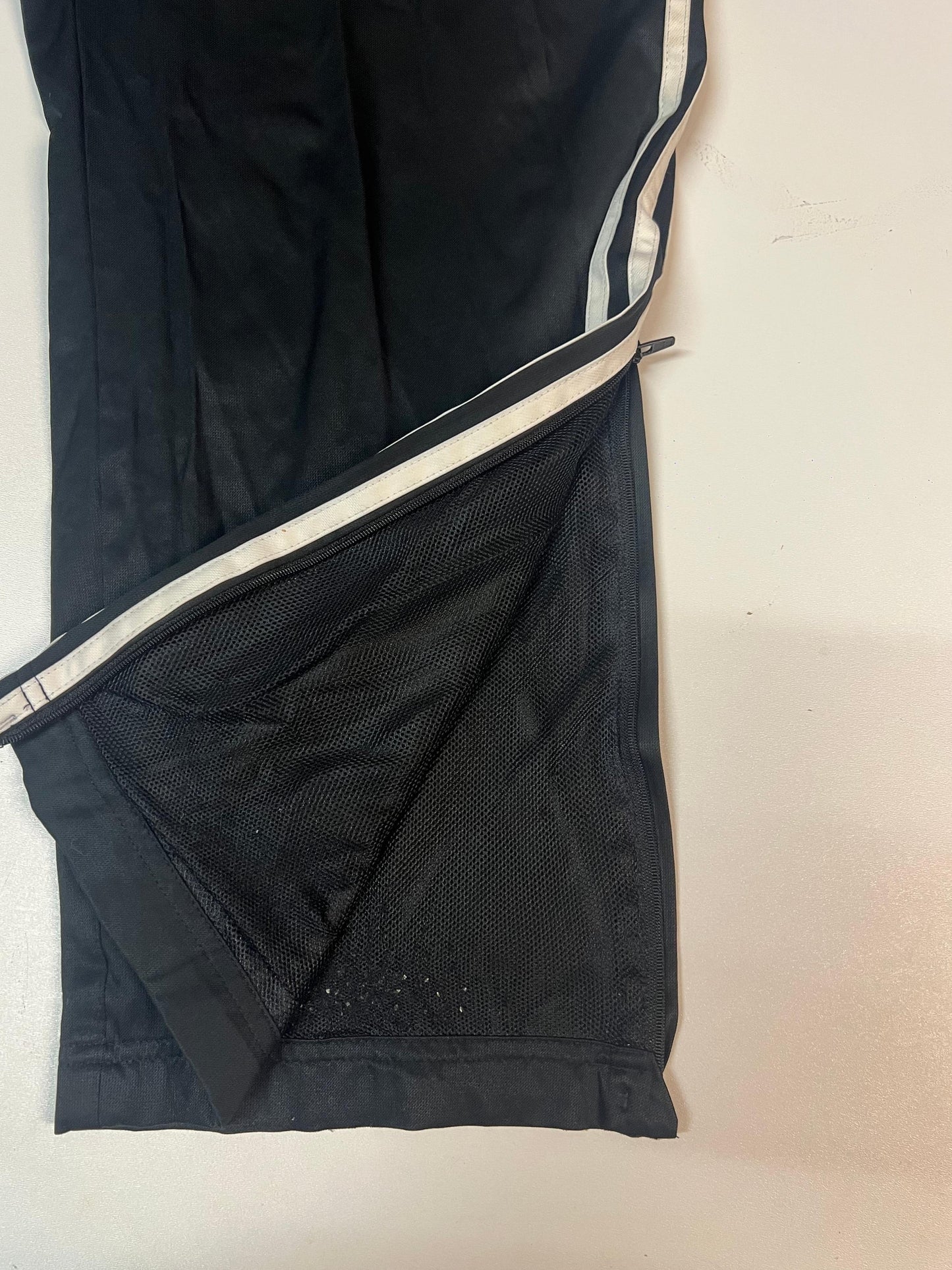Entdecke unsere Vintage Track Pants von Nike und anderen Marken, erhältlich bei Valuxery.de - Dein Shop für trendige Vintage - Kleidung. Unsere Track Pants sind aus hochwertigen Materialien und