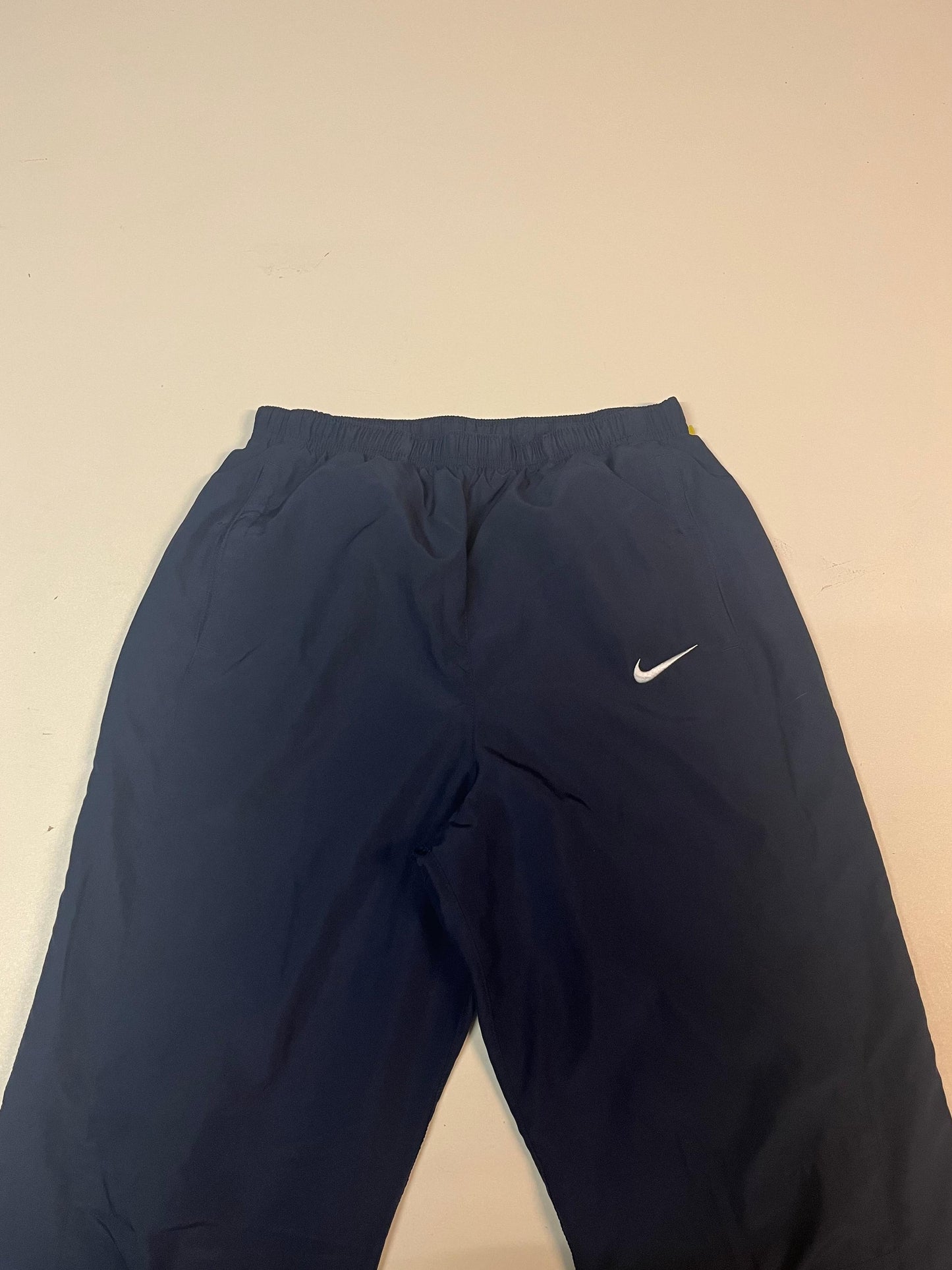 Entdecke unsere Vintage Track Pants von Nike und anderen Marken, erhältlich bei Valuxery.de - Dein Shop für trendige Vintage - Kleidung. Unsere Track Pants sind aus hochwertigen Materialien und