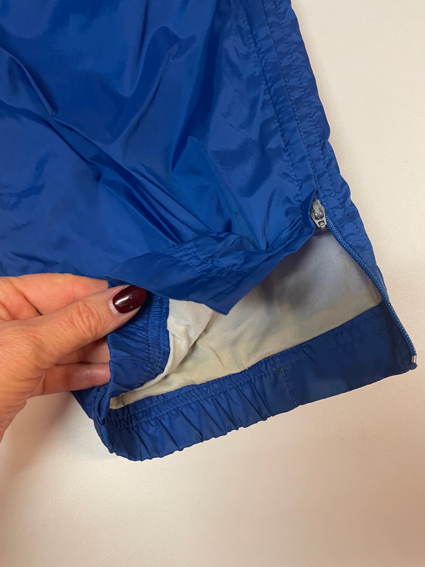 Entdecke unsere Vintage Track Pants von Nike und anderen Marken, erhältlich bei Valuxery.de - Dein Shop für trendige Vintage - Kleidung. Unsere Track Pants sind aus hochwertigen Materialien und