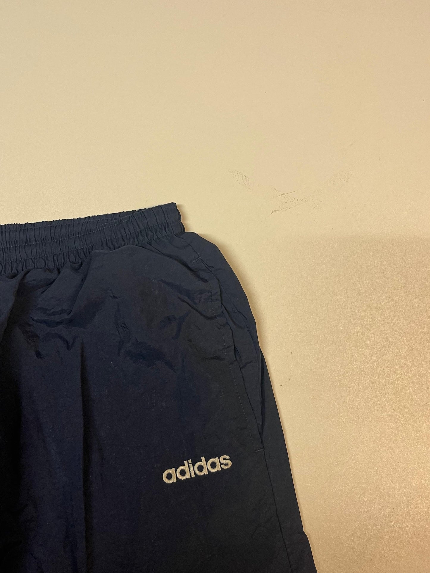 Entdecke unsere Vintage Track Pants von Nike und anderen Marken, erhältlich bei Valuxery.de - Dein Shop für trendige Vintage - Kleidung. Unsere Track Pants sind aus hochwertigen Materialien und