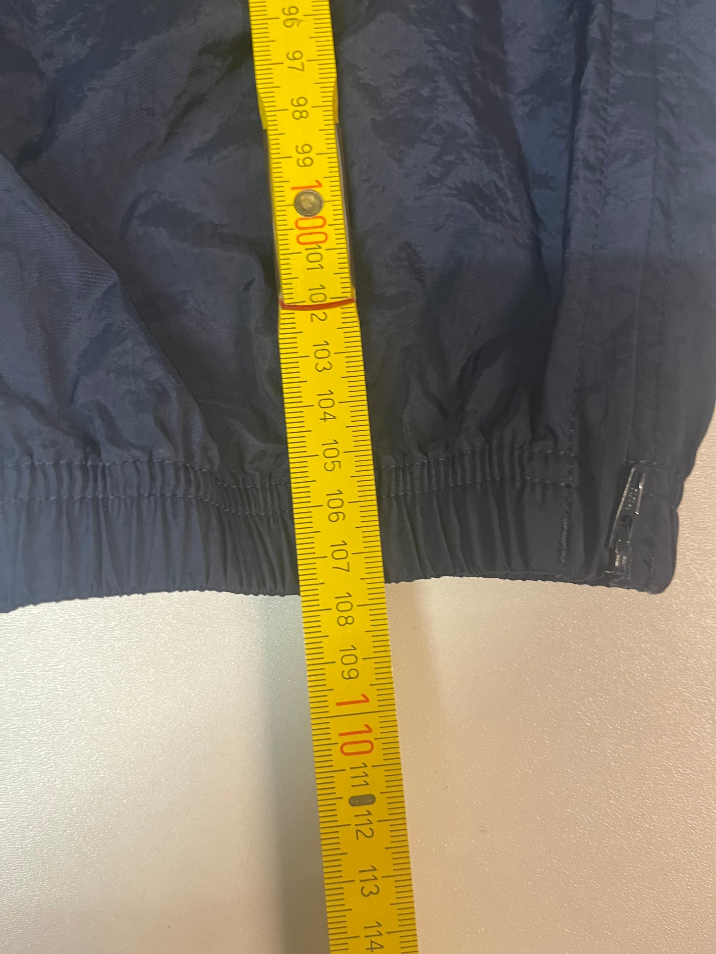 Entdecke unsere Vintage Track Pants von Nike und anderen Marken, erhältlich bei Valuxery.de - Dein Shop für trendige Vintage - Kleidung. Unsere Track Pants sind aus hochwertigen Materialien und