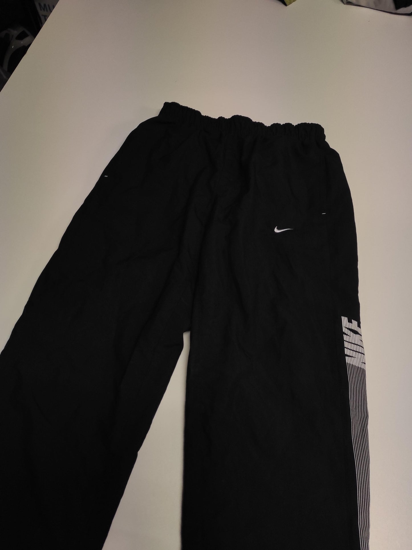 Entdecke unsere Vintage Track Pants von Nike und anderen Marken, erhältlich bei Valuxery.de - Dein Shop für trendige Vintage - Kleidung. Unsere Track Pants sind aus hochwertigen Materialien und