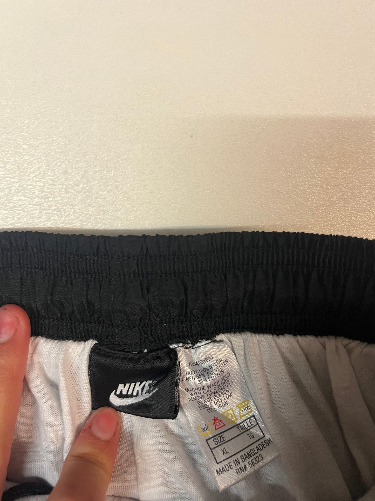 Entdecke unsere Vintage Track Pants von Nike und anderen Marken, erhältlich bei Valuxery.de - Dein Shop für trendige Vintage - Kleidung. Unsere Track Pants sind aus hochwertigen Materialien und