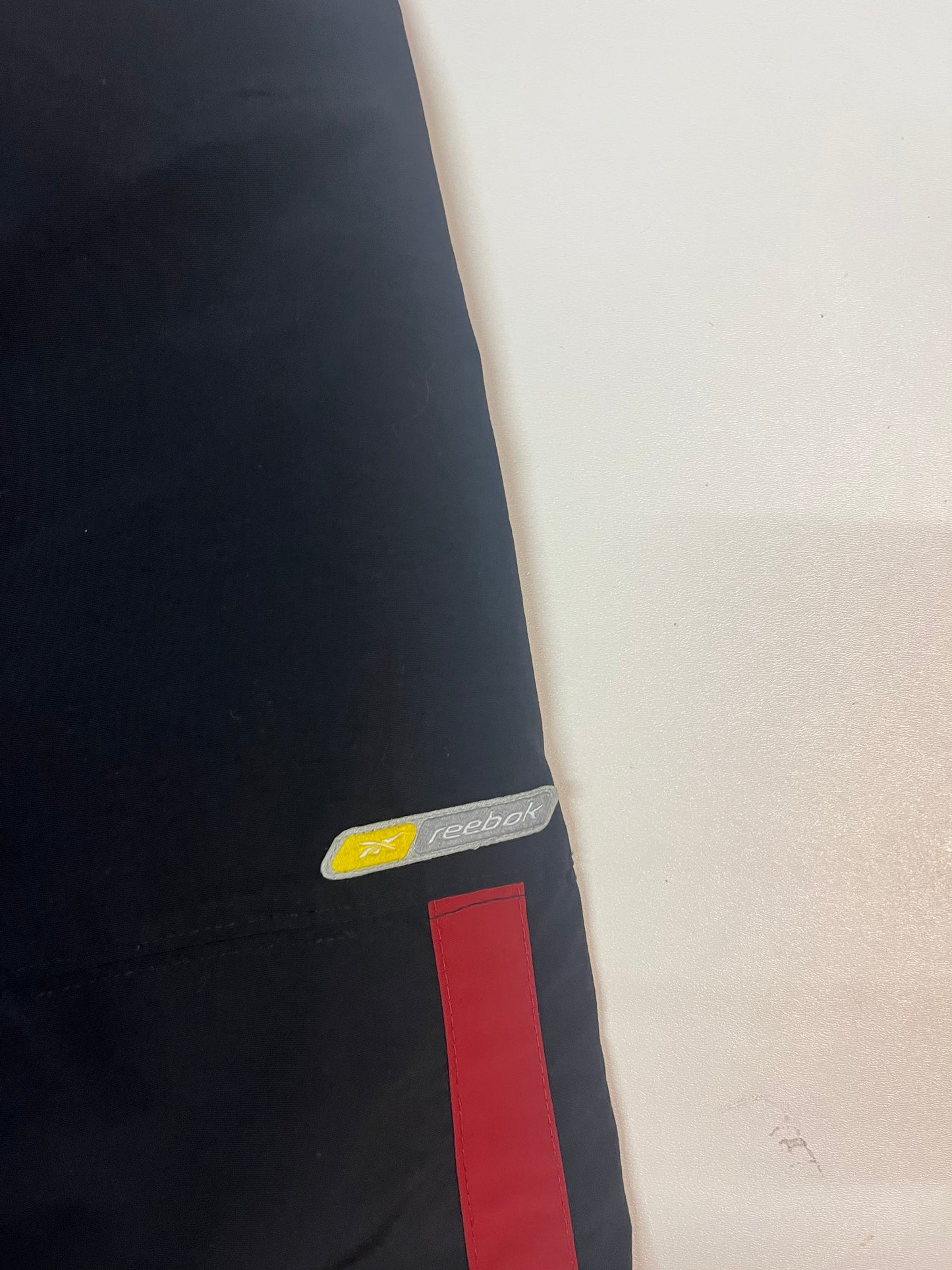 Entdecke unsere Vintage Track Pants von Nike und anderen Marken, erhältlich bei Valuxery.de - Dein Shop für trendige Vintage - Kleidung. Unsere Track Pants sind aus hochwertigen Materialien und