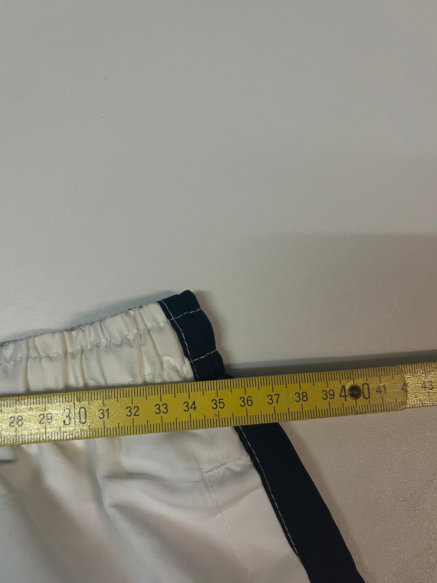 Entdecke unsere Vintage Track Pants von Nike und anderen Marken, erhältlich bei Valuxery.de - Dein Shop für trendige Vintage - Kleidung. Unsere Track Pants sind aus hochwertigen Materialien und