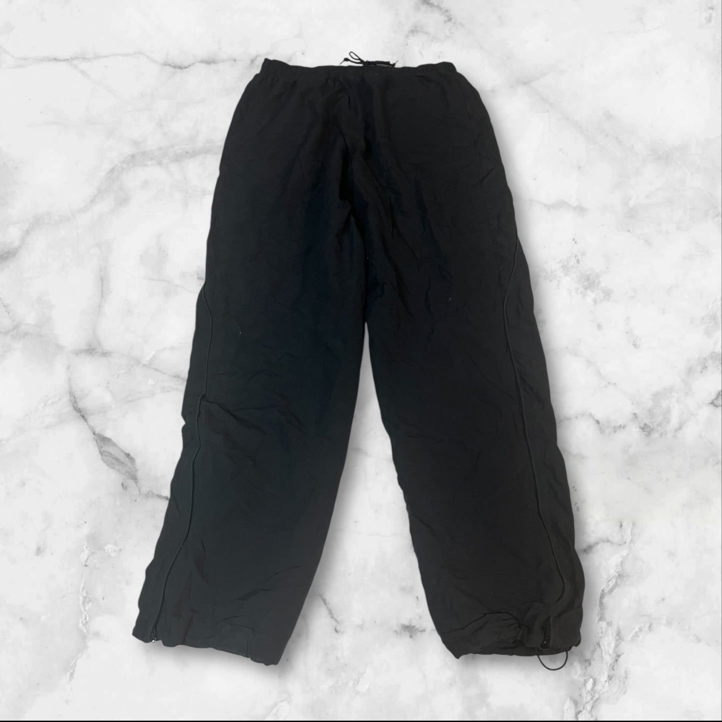 Entdecke unsere Vintage Track Pants von Nike und anderen Marken, erhältlich bei Valuxery.de - Dein Shop für trendige Vintage - Kleidung. Unsere Track Pants sind aus hochwertigen Materialien und