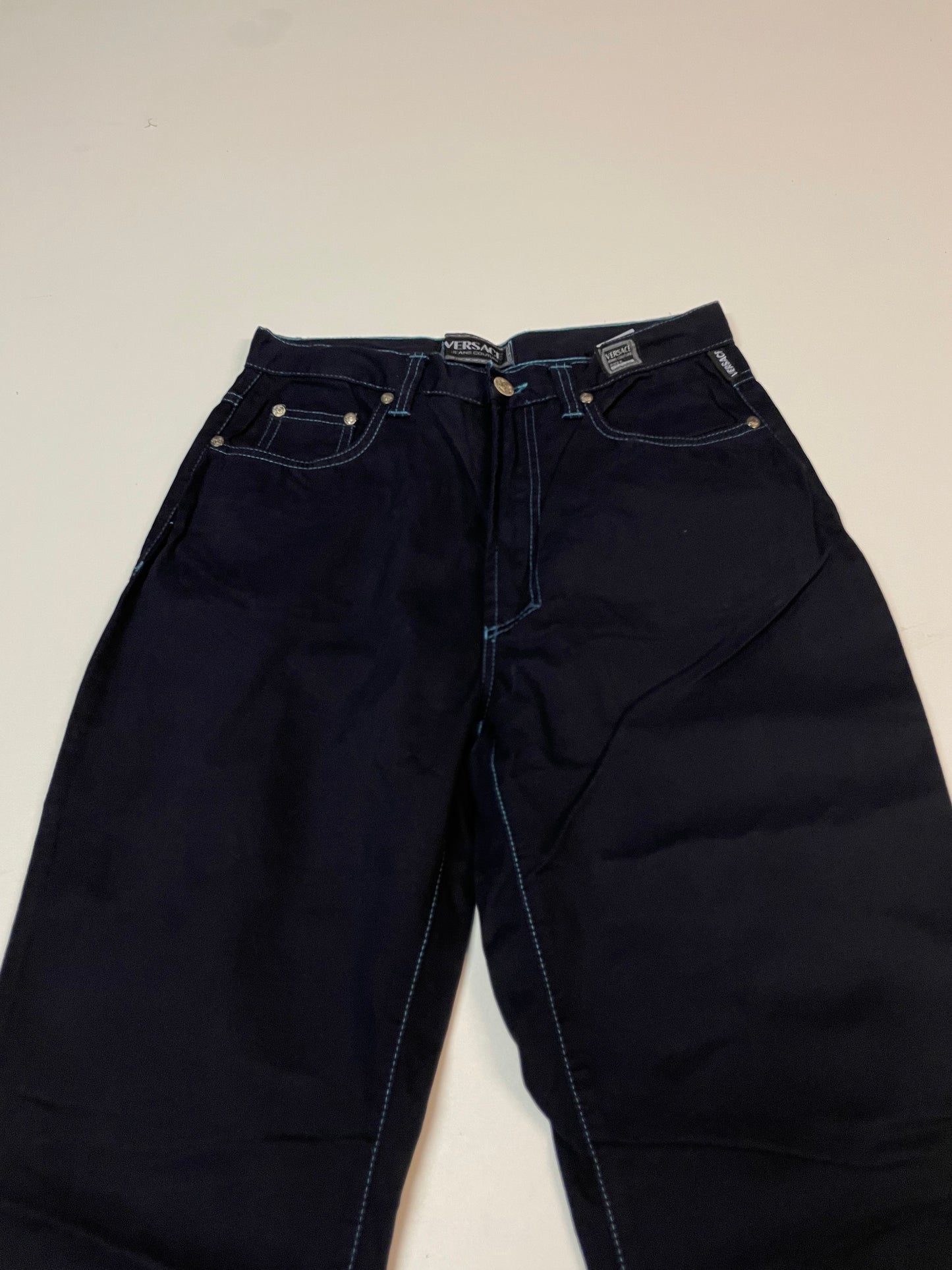 Entdecke unsere Vintage Track Pants von Nike und anderen Marken, erhältlich bei Valuxery.de - Dein Shop für trendige Vintage - Kleidung. Unsere Track Pants sind aus hochwertigen Materialien und