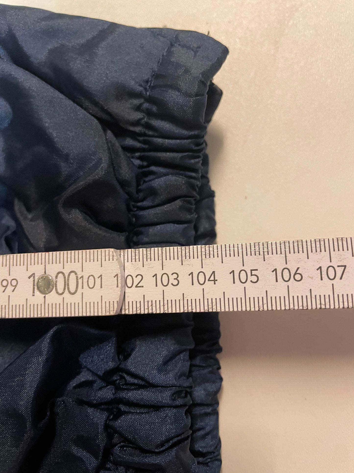Entdecke unsere Vintage Track Pants von Nike und anderen Marken, erhältlich bei Valuxery.de - Dein Shop für trendige Vintage - Kleidung. Unsere Track Pants sind aus hochwertigen Materialien und