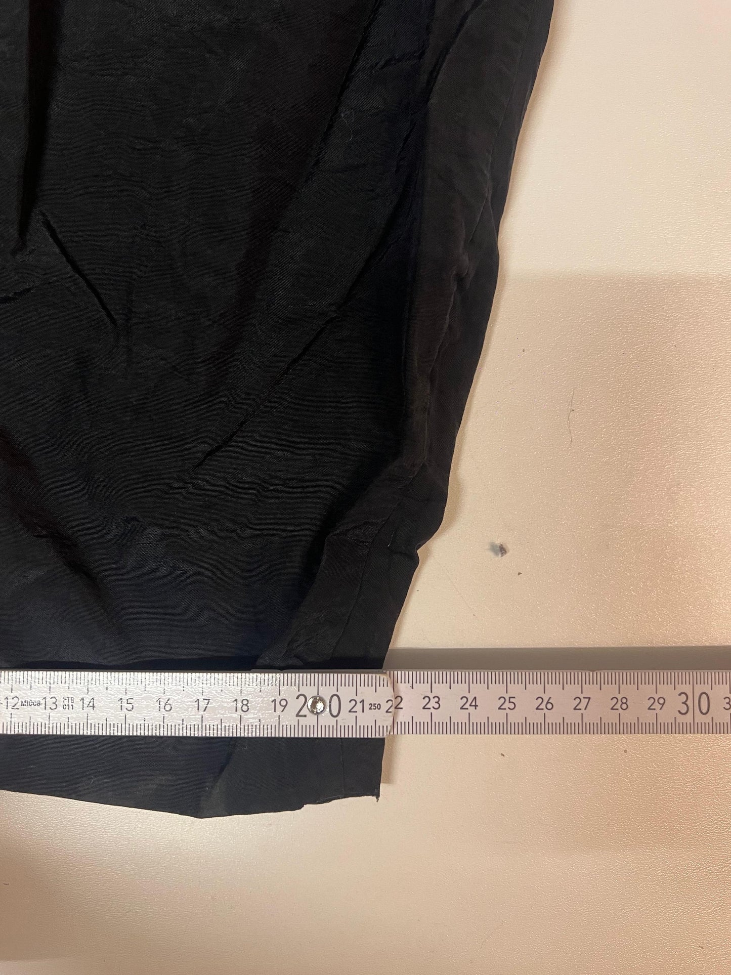Entdecke unsere Vintage Track Pants von Nike und anderen Marken, erhältlich bei Valuxery.de - Dein Shop für trendige Vintage - Kleidung. Unsere Track Pants sind aus hochwertigen Materialien und